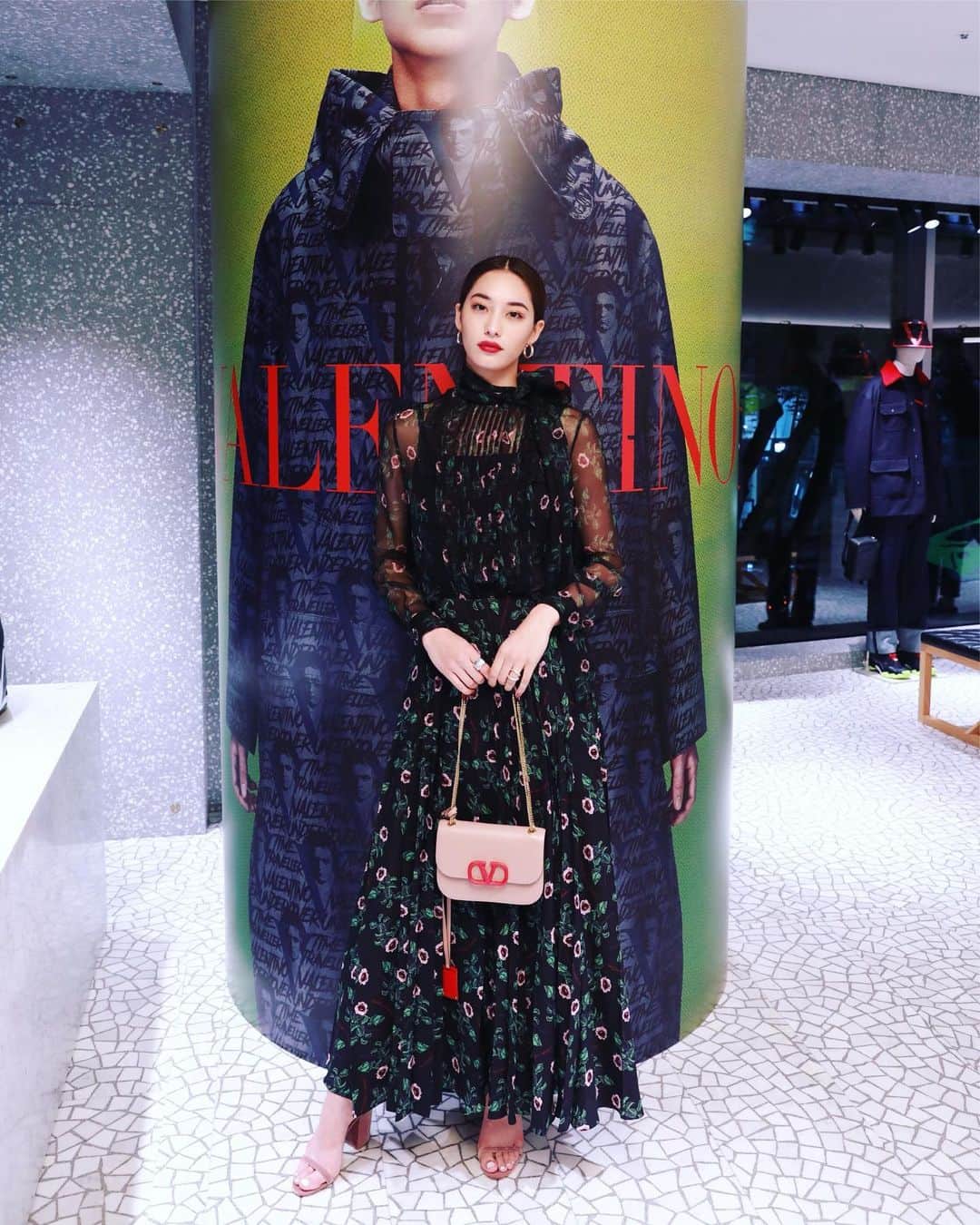 のインスタグラム：「@maisonvalentino ✖︎ @undercover_lab  Thank you for having me tonight. #VALENTINOUNDERCOVER #valentino #undercover」