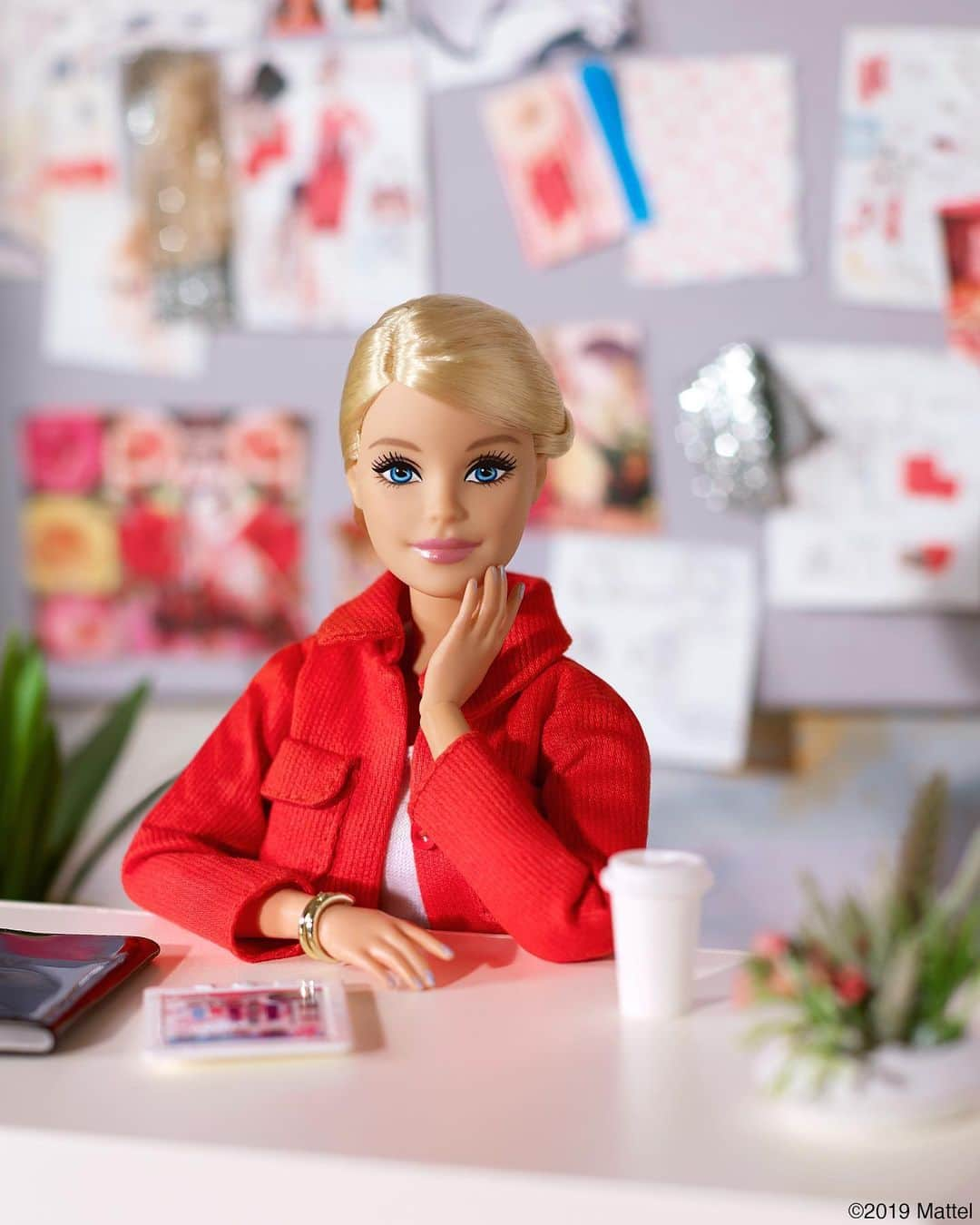 バービーさんのインスタグラム写真 - (バービーInstagram)「Laptop: off. Out of office: on. Vacation, here I come! ❤️ #barbie #barbiestyle⁠」7月12日 2時17分 - barbiestyle