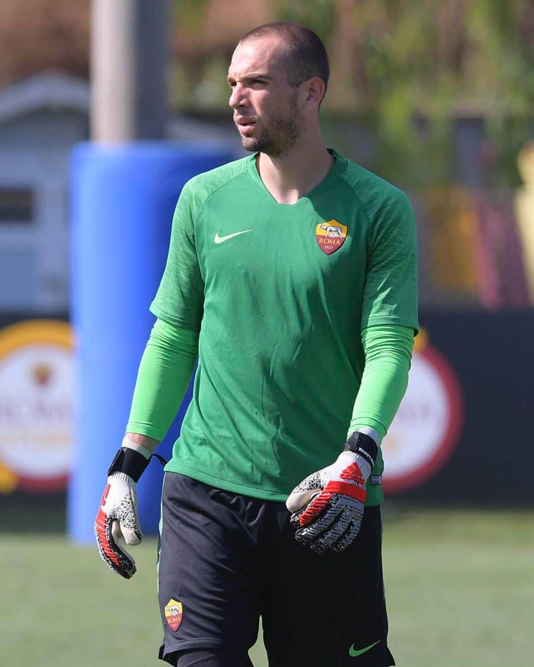 ASローマさんのインスタグラム写真 - (ASローマInstagram)「Welcome @paulopez_13! 🧤💛❤️ #ASRoma」7月12日 2時18分 - officialasroma