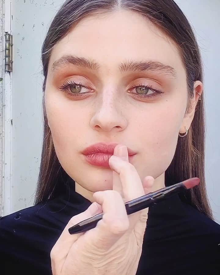 JO BAKERのインスタグラム：「L I L L I Y A •S C A R L E T T 🇺🇸 Natural beautiful...enhanced freckles, skin and soft summery tones  on lips and lids for this gorgeous birdie #lilliyascarlettreid #lilliyascarlett for @venimagazinebts  Hair @bridgetbragerhair  Makeup by me #jobakermakeupartist  #summermakeup #summerskin #softmakeup #naturalmakeup #nomakeupmakeup #freckles #makeuplooks #makeupartist #makeup」