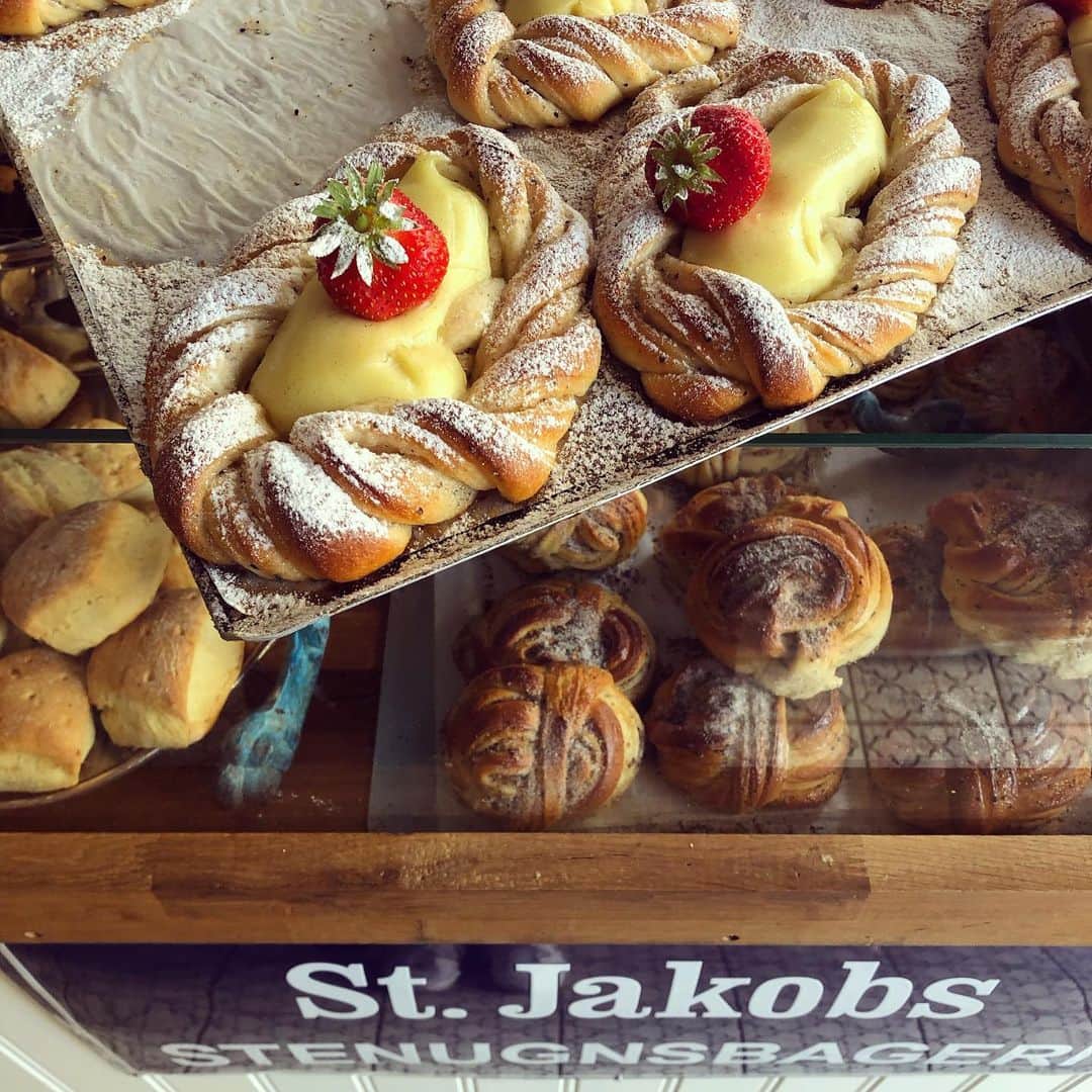 サイモンとマルティナのインスタグラム：「Thanks again to @malmotown for sponsoring this awesome adventure! 🍰 We’ve been indulging in the Swedish tradition of fika all over Malmö, and hunting for the best locations to share with you🍓 I think we’ve got a pretty good list so far. And if you don’t know what fika is, don’t worry, we’ll explain it in our video. I hope. It’s a bit of a deep concept from the Swedish perspective. But for now, I think we can all admit that fresh summer dreams of Swedish strawberries nestled in rich, custard and encased in lush pastry is a total win.  #makeitmalmö」