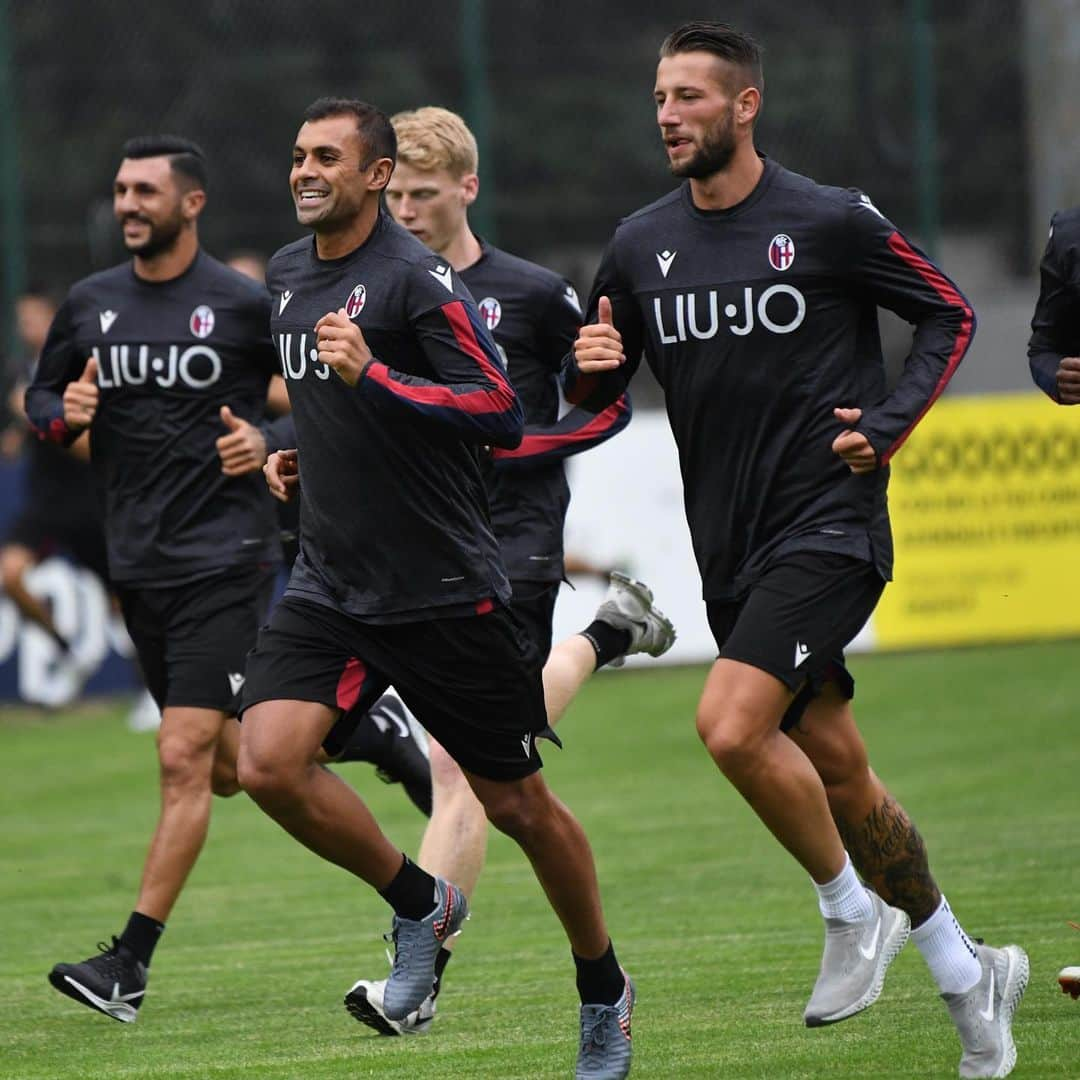 ボローニャFCさんのインスタグラム写真 - (ボローニャFCInstagram)「#Castelrotto19: DAY 1️⃣🏃‍♂️🌧 #WeAreOne」7月12日 2時32分 - officialbolognafc