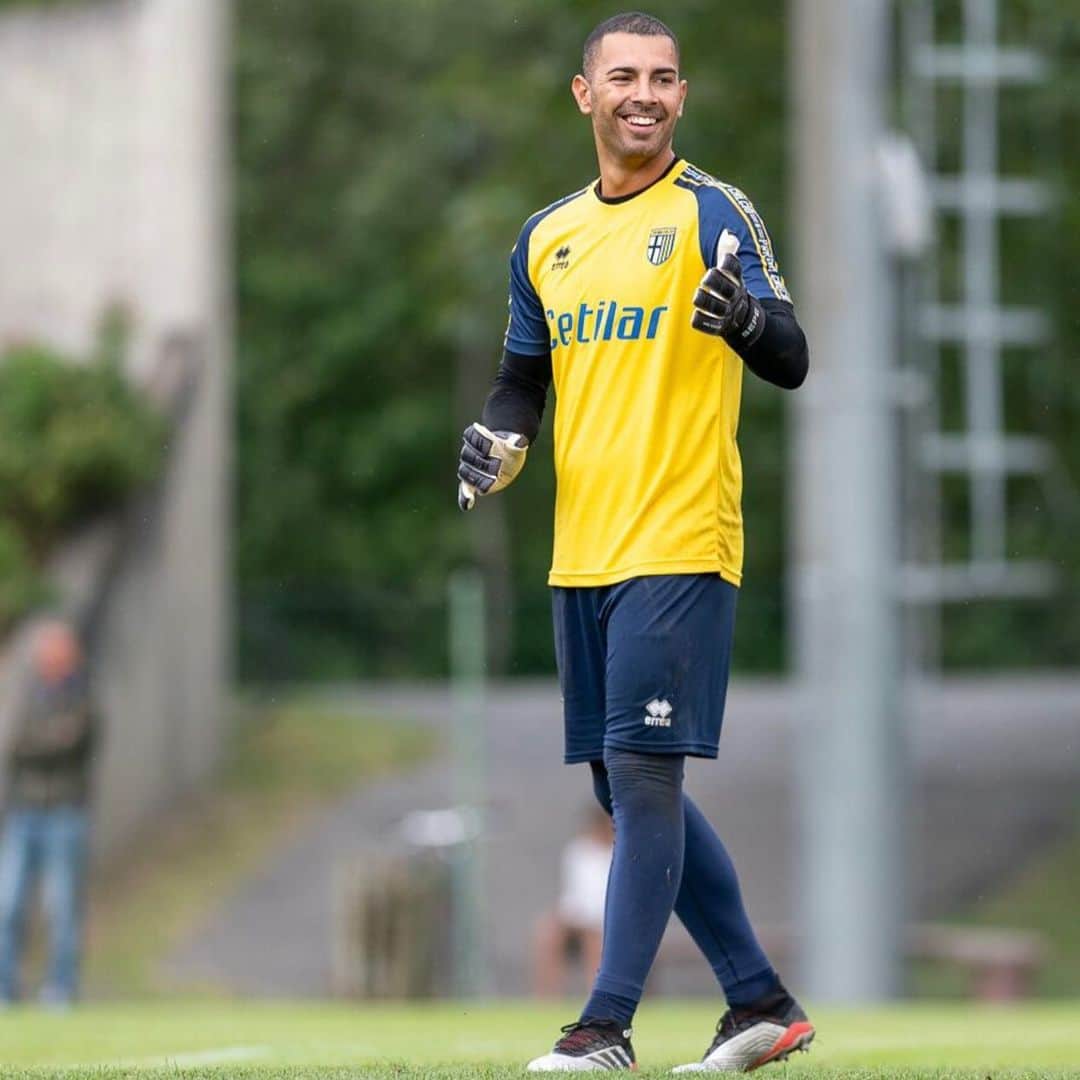 ルイージ・セーペのインスタグラム：「si lavora e si fatica tanto ma senza mai perdere il sorriso @parmacalcio1913  @seriea @andreacantini.photos」