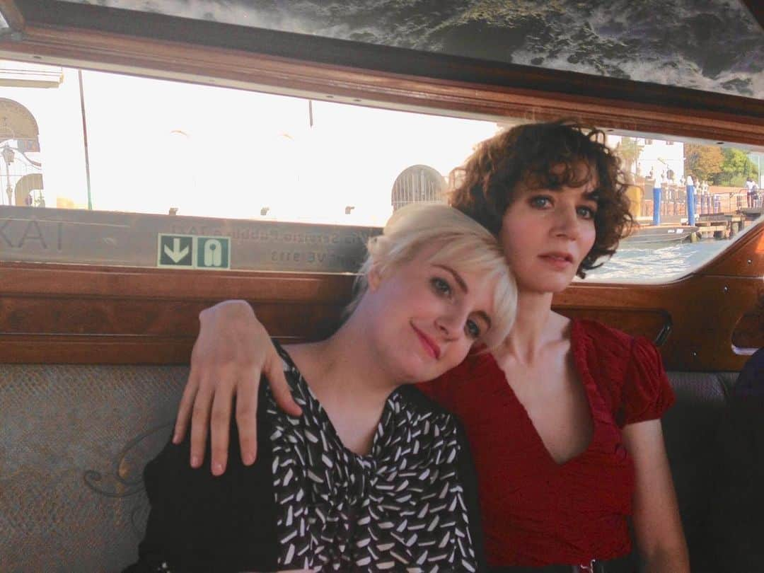 レナ・ダナムさんのインスタグラム写真 - (レナ・ダナムInstagram)「#TBT to Venice with @mirandajuly, whose presence is as mystical as her art. I miss touching her curls tbh.」7月12日 2時50分 - lenadunham