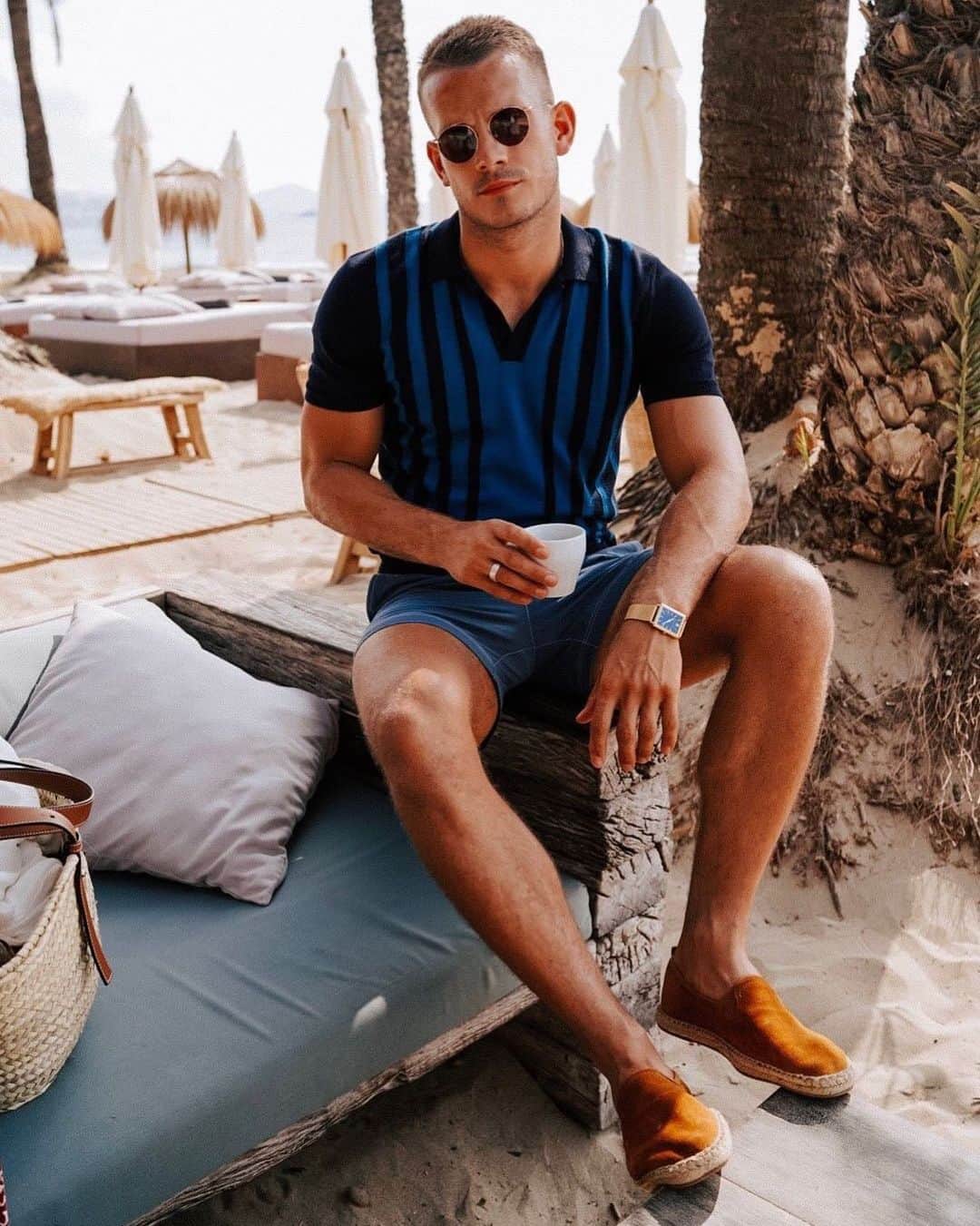 ALDO shoesさんのインスタグラム写真 - (ALDO shoesInstagram)「Built for summer. @charlieirons enjoys a day off at the beach in the Selania espadrilles. Get your pair in bio. #AldoCrew #AldoShoes」7月12日 2時52分 - aldo_shoes