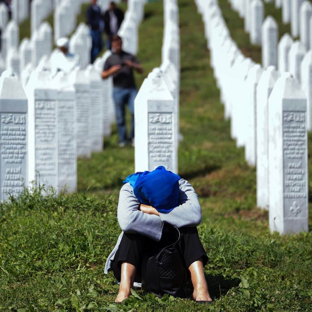 NBC Newsさんのインスタグラム写真 - (NBC NewsInstagram)「A woman sits at the cemetery in Bosnia where the remains of 33 victims of the Srebrenica massacre will soon be buried, 24 years after Serb troops overran the eastern Bosnian muslim enclave and executed thousands of men and boys. . 📷 Darko Bandic / @apnews」7月12日 2時54分 - nbcnews