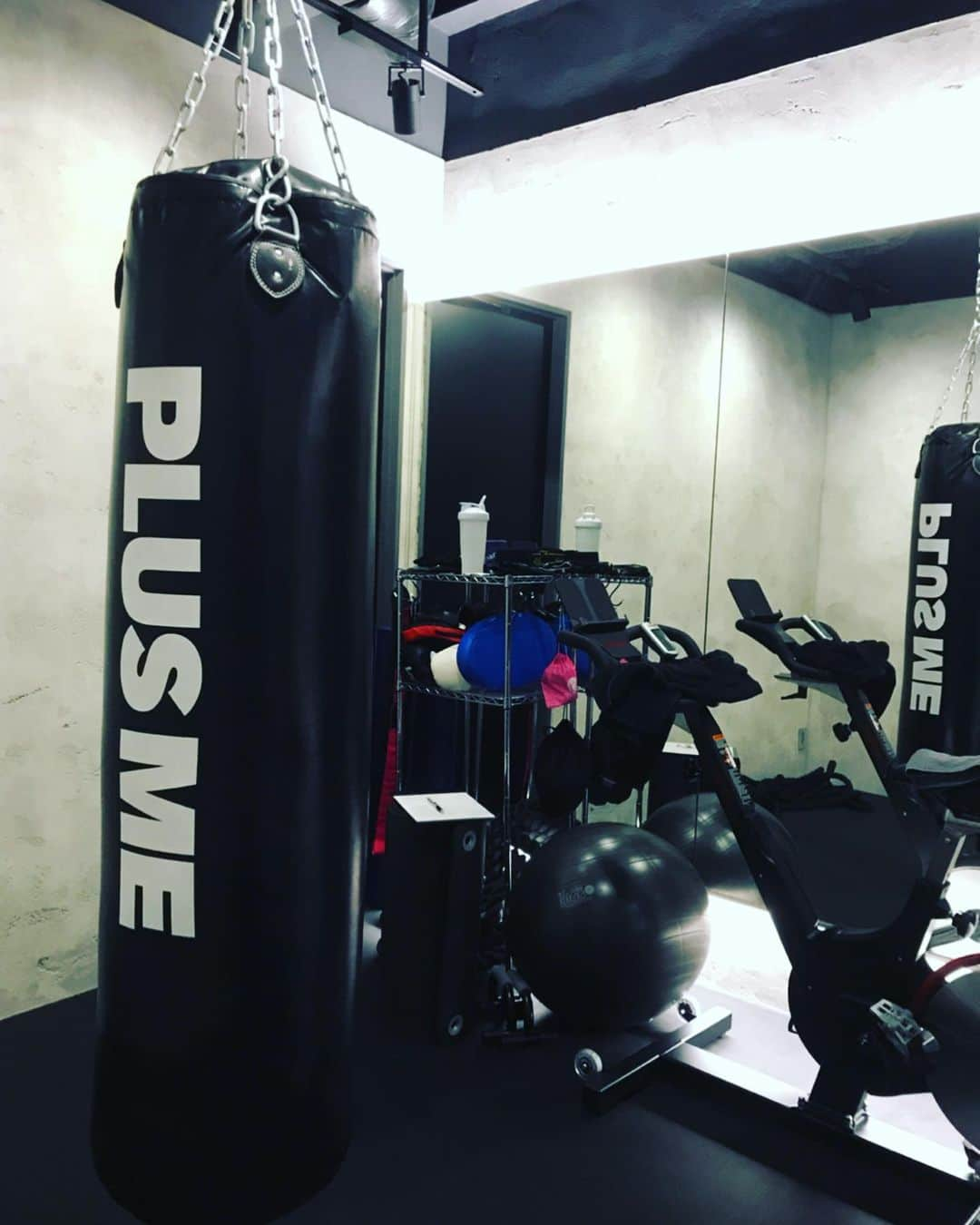 新部宏美さんのインスタグラム写真 - (新部宏美Instagram)「#PLUSME 🏋🏼‍♂️ * やっぱりトレーニングしてる時間はたのしいなあ🥰そして次の日の筋肉痛もきもちいい❣️笑 *  @plusme.jp は全てが完璧でお洒落✨✨オリジナルトレーニングウェアもかっこいー🌈 * トレーニング後は#ルフロ に入ってミネラルを全身から補給🧚🏻‍♀️🚿自分と向き合えるとても良い時間が過ごせました😌 * * * #トレーニング#トレーニング女子#プラスミー#筋トレ#ミストサウナ#プライベートジム#パーソナルトレーニング」7月12日 2時59分 - piromin_1202