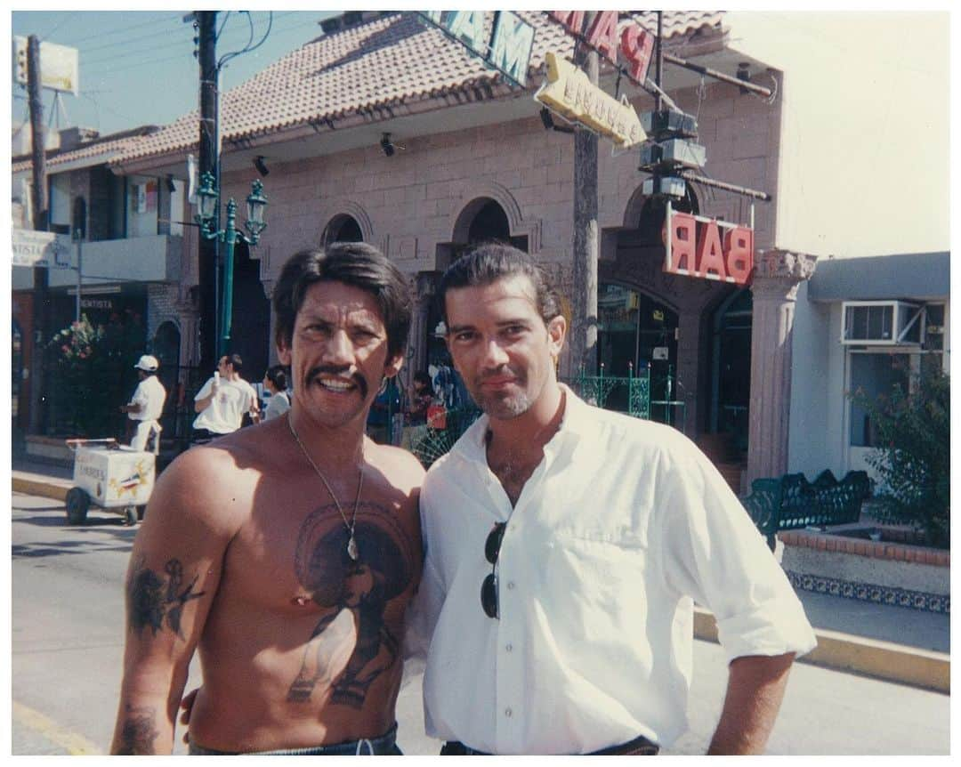 ダニー・トレホさんのインスタグラム写真 - (ダニー・トレホInstagram)「#TBT 1995 Desperado with Antonio Banderas . . . #desperado #antoniobanderas #bts #dannytrejo #robertrodriguez #movies」7月12日 3時12分 - officialdannytrejo