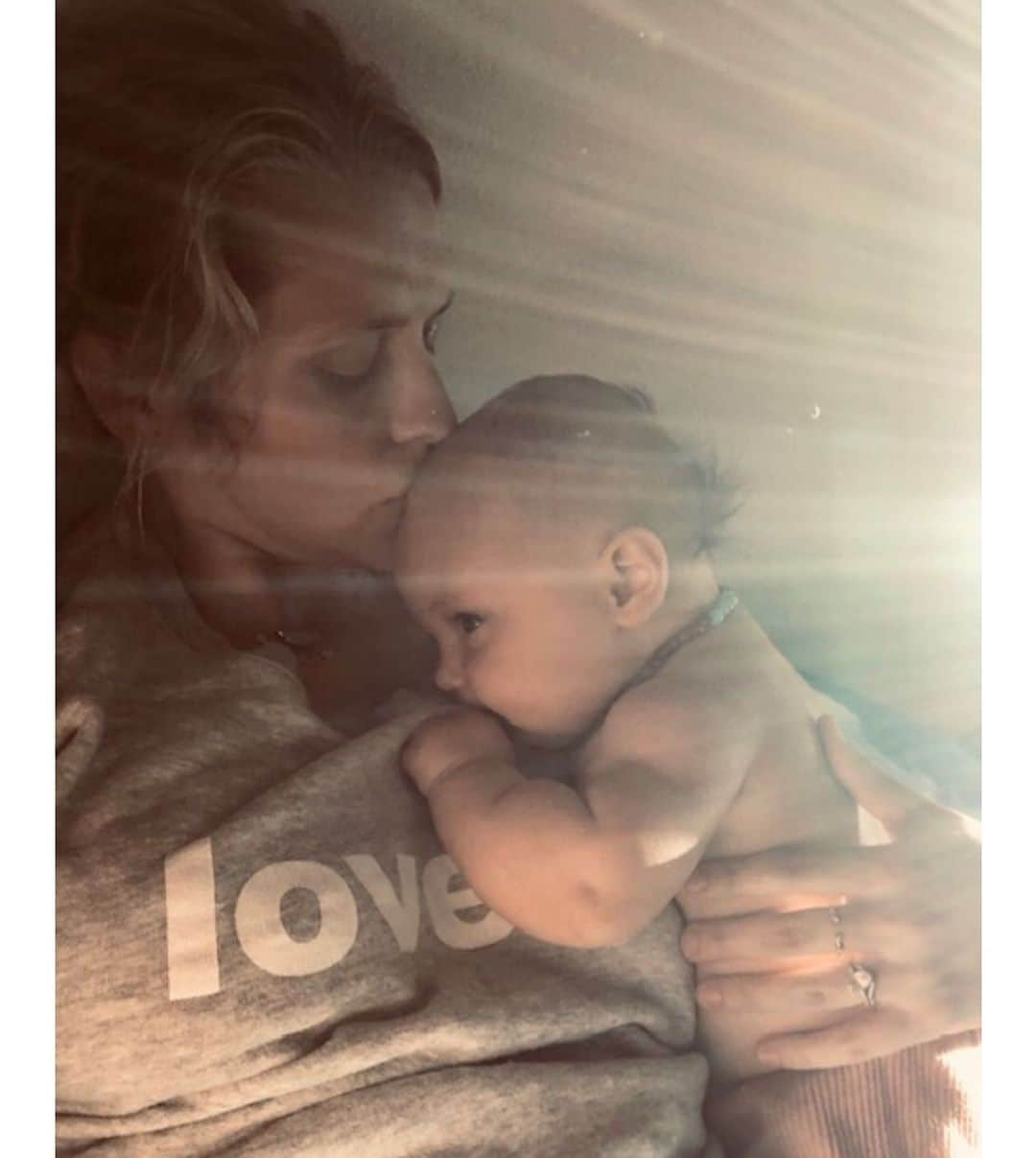 テリーサ・パーマーさんのインスタグラム写真 - (テリーサ・パーマーInstagram)「My last postpartum Vlog is up now on @yourzenmama Weeks 11 & 12. “Time is so precious, these long child filled days, one after another pass. It hurts my heart to think about how fast it moves, you just want to hold them at every age and say “let’s just stay here a little while longer,” but life moves on, chapters end and new ones begin” Thanks to all of you who have followed along with us, it’s been such a lovely way to connect with this beautiful community. Keep on keeping on guys 💗🙏#fourthtrimester #love LINK IN BIO」7月12日 3時09分 - teresapalmer