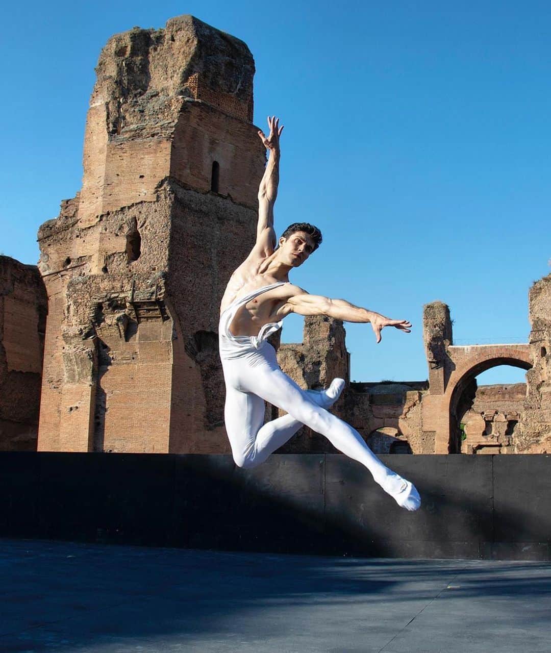 ロベルト・ボッレさんのインスタグラム写真 - (ロベルト・ボッレInstagram)「Third show tonight #termedicaracalla  #Repost @officialrobertobolle ・・・ #bolletour #bolletour2019 #robertobolleandfriends #summertour @robertobolle #caracalla #jump @dancersdiary ❤️」7月12日 3時09分 - robertobolle