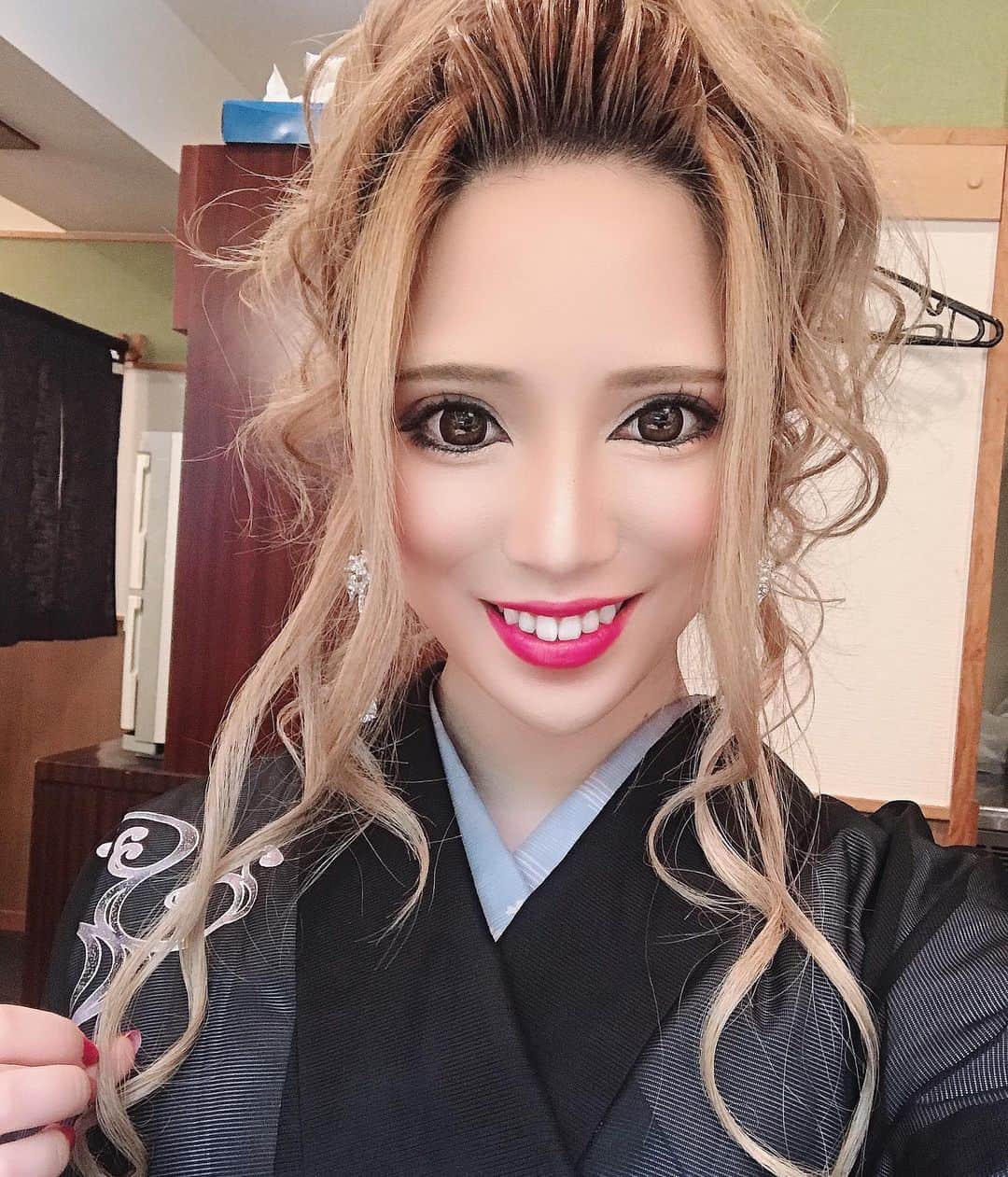 侑季美怜のインスタグラム：「舞人13周年ありがとうございました❤️ ・ ・ ・ #東京 #tokyo #六本木 #roppongi #l4l #f4f #instagram #instagood #instalike  #party #美脚 #谷間 #セクシー #かわいい #韓国ハーフ #韓国 #キャバ嬢 #モデル #팔로우 #港区女子  #ギャル #おっぱい #キャバ嬢の休日 #周年 #13」