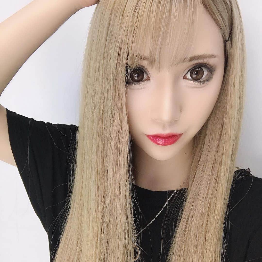 侑季美怜のインスタグラム：「今週もあと少し💫  #東京 #tokyo #六本木 #roppongi #l4l #f4f #instagram #instagood #instalike  #party #美脚 #谷間 #セクシー #かわいい #韓国ハーフ #韓国 #キャバ嬢 #モデル #팔로우 #港区女子 #ギャル #キャバ嬢の休日 #前髪 #ぱっつん  #金髪 #ロング」