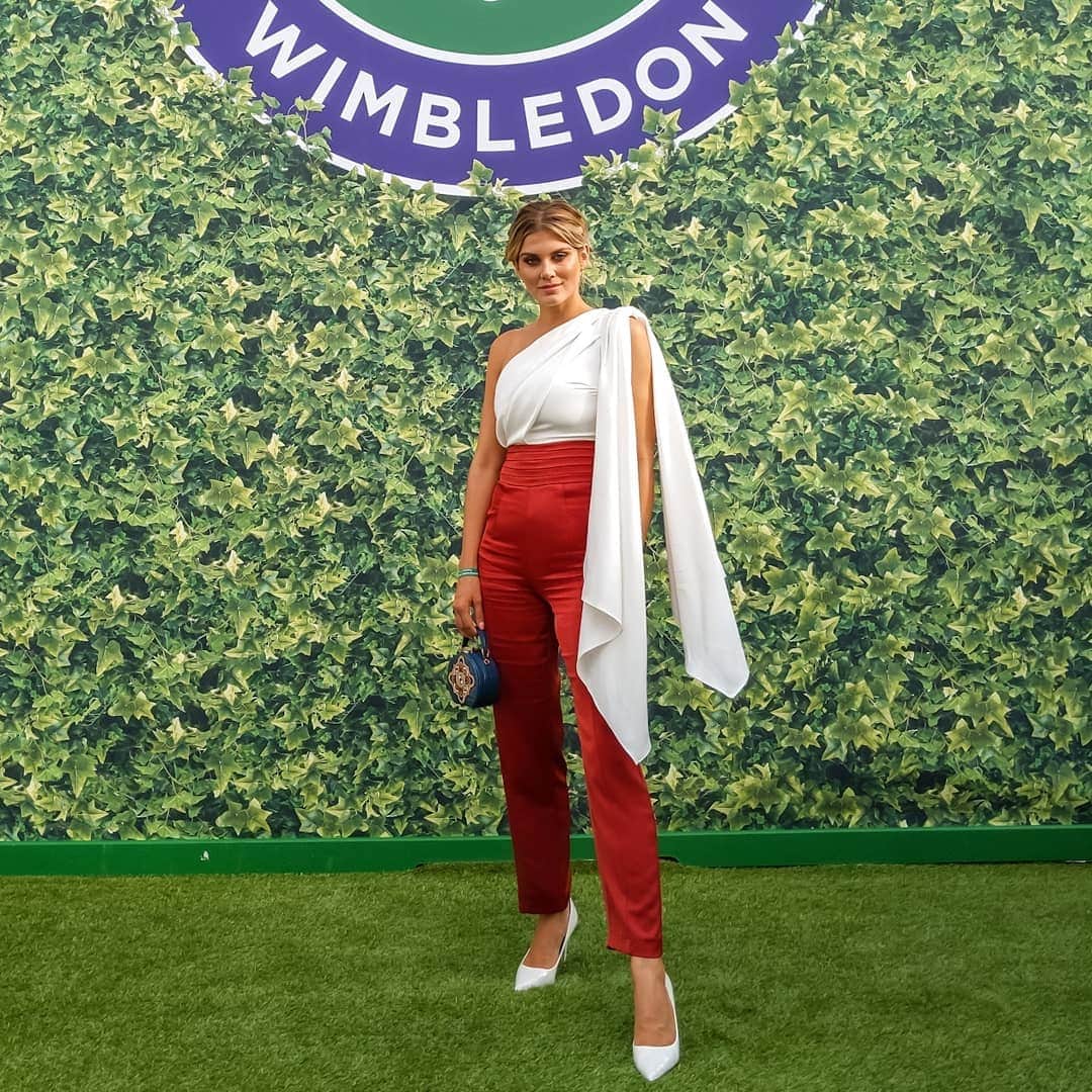 Ashley Jamesさんのインスタグラム写真 - (Ashley JamesInstagram)「What a joy to watch Serena Williams in action in the semi-finals Wimbledon today. What an icon! I've always wanted to watch her in action, and she did not disappoint today! 🎾 Thank you so much for being the perfect hosts @ElizabethArden (tickets gifted). I'm also in love with my outfit today! I'm wearing @outlinelondon and @aspinaloflondon, styled by @aoifeodohertystylist.✨🥰#wimbledon2019 #ArdenSkincare #ArdenXWimbledon #fashion」7月12日 3時15分 - ashleylouisejames