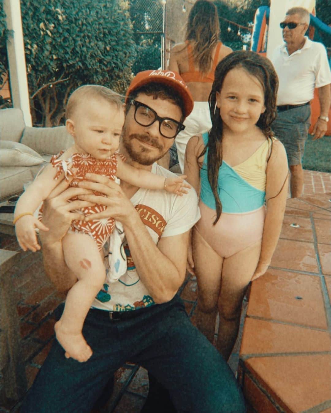 マシュー・カマのインスタグラム：「Happiest birthday to my original little nugget + god daughter Isla ❤️ love you to the 🌚」