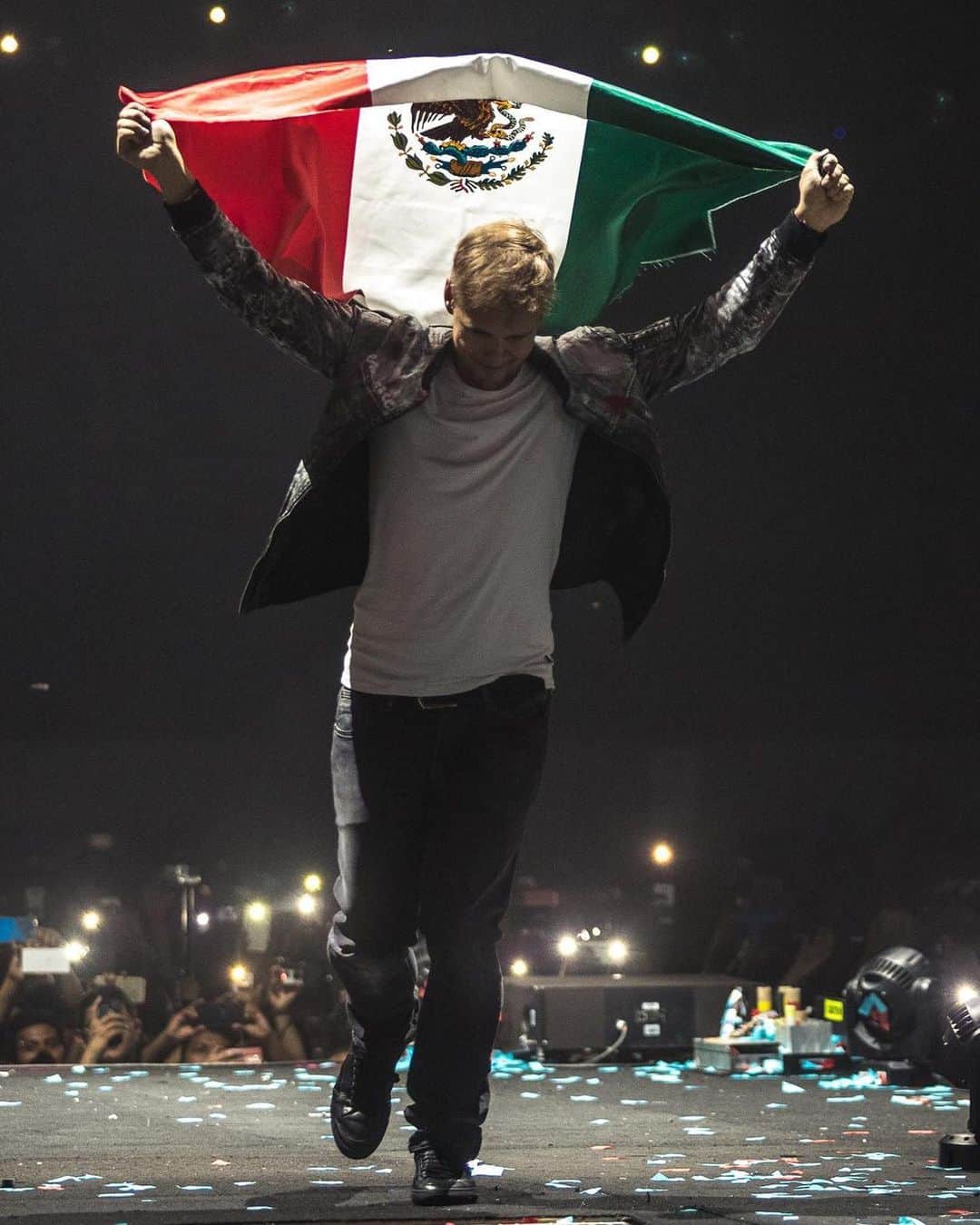 Armin Van Buurenさんのインスタグラム写真 - (Armin Van BuurenInstagram)「YES! On September 21st, I’ll be playing alongside my friends at ASOT Mexico! Swipe left for full lineup! #ASOTMEX #ASOT900」7月12日 3時23分 - arminvanbuuren