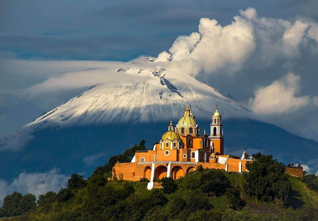 Discover Earthさんのインスタグラム写真 - (Discover EarthInstagram)「Amazing contrast between the Nuestra Señora de los Remedios church and the Popocatepetl volcano in the background ! 🌋🇲🇽 What do you think of this incredible shot from central Mexico ? Tell us in the comments below ! — 📍#DiscoverMexico — 📸 Photo by @richbriggsphotography」7月12日 3時26分 - discoverearth