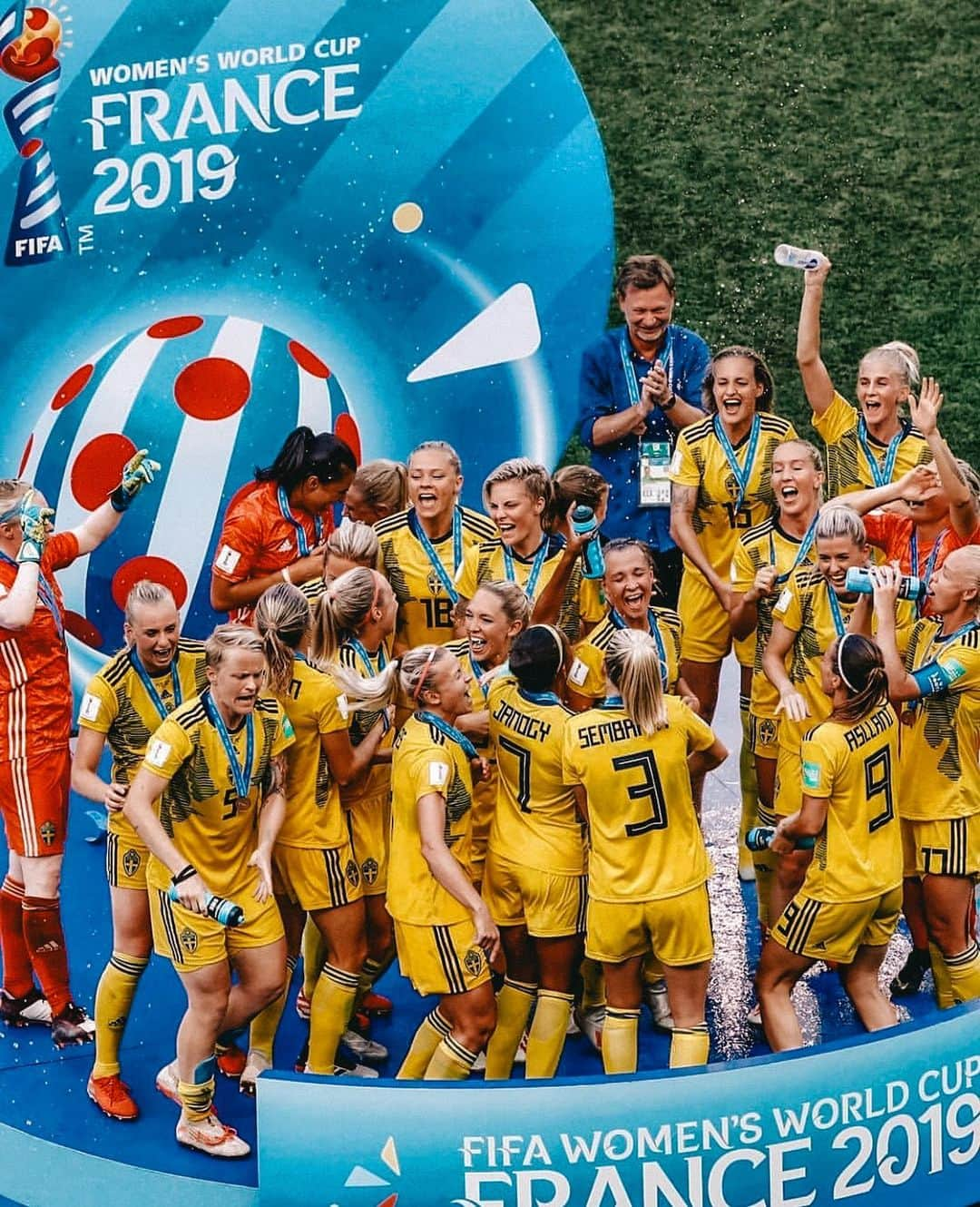 ソフィア・ヤコブソンさんのインスタグラム写真 - (ソフィア・ヤコブソンInstagram)「Tillsammans skapade vi historia! 💫🇸🇪 #summer2019 #FIFAWWC #daretoshine」7月12日 3時28分 - sofiajakobsson