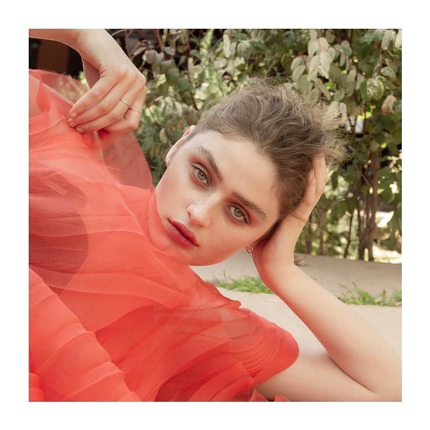 JO BAKERのインスタグラム：「L I L L I Y A • S C A R L E T T 🇺🇸 Dreamy...summery... #lilliyascarlett #lilliyascarlettreid for @venimagazinebts shot by @rierasmussen  Style @charroxstylist  Hair @bridgetbragerhair  Makeup by me #jobakermakeupartist using @chantecaille color crush summer collection!! I’ll put some deets in stories!!! 💋 #makeuplooks #makeupartist #makeup #makeuptutorial #makeupideas #summermakeup #summerskin #makeupoftheday」