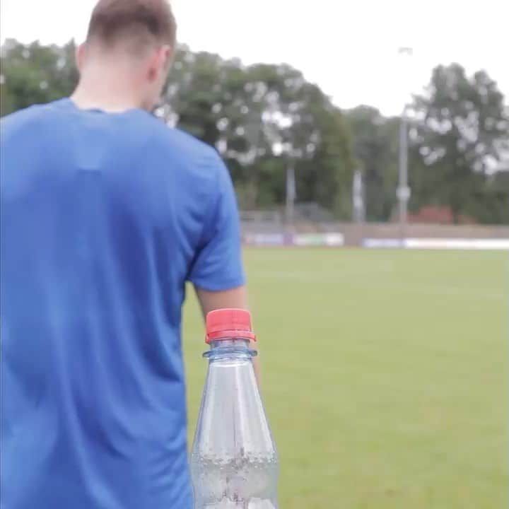 ニクラス・シュタルクのインスタグラム：「#bottlecapchallenge 😅 Danke für die Nominierung @marcinho11! @lukkes_ und ich haben geliefert...😉 Als nächstes nominiere ich @maximittelstaedt, @aarontroschke und @paulkeuter! 😜✌️」