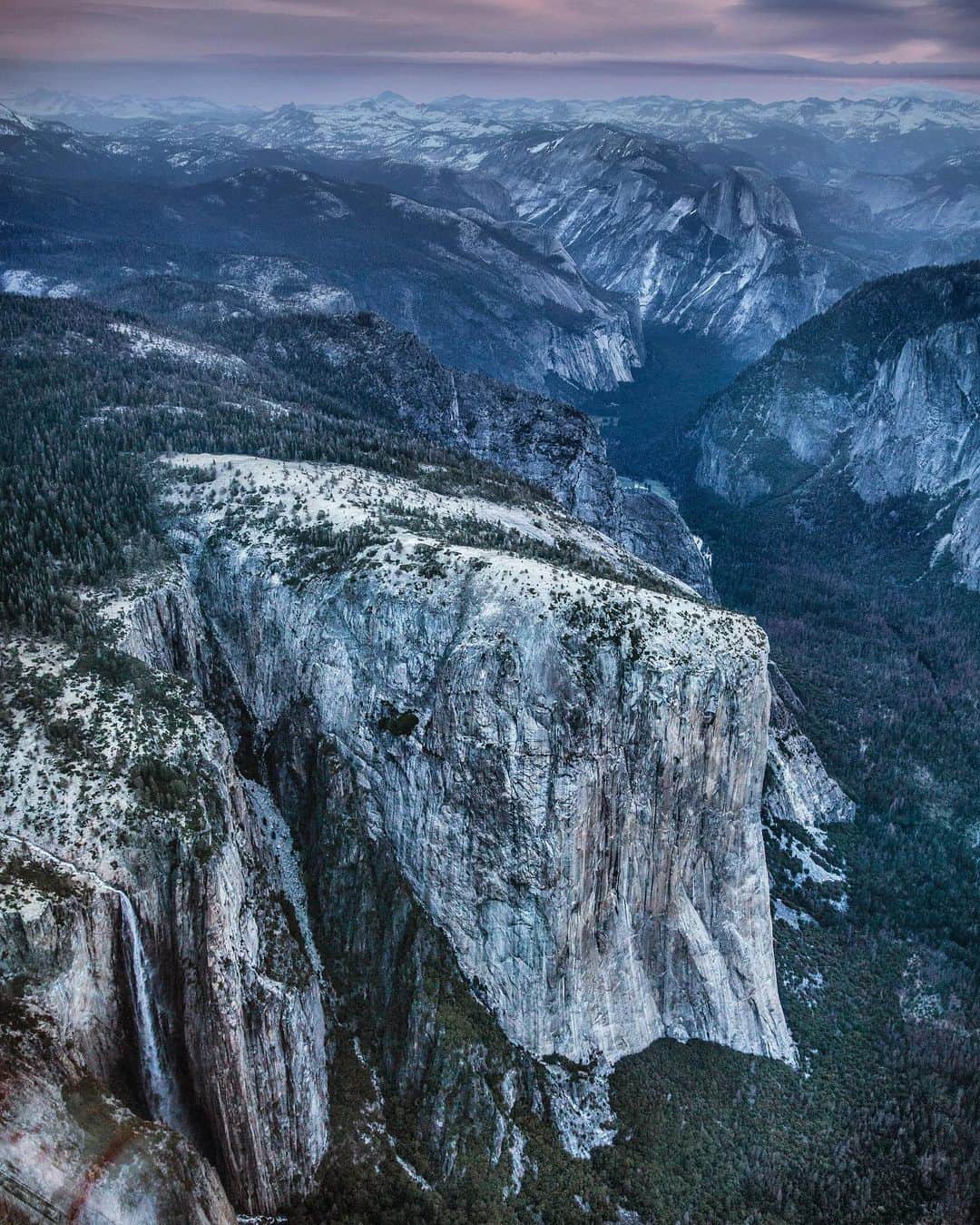 ジミー・チンさんのインスタグラム写真 - (ジミー・チンInstagram)「Yosemite : El Cap and Half Dome New print from the Free Solo Series Link in bio.」7月12日 3時49分 - jimmychin