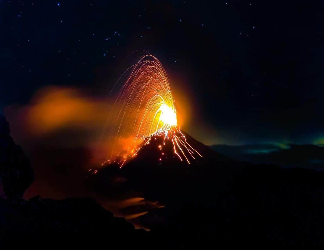 goproさんのインスタグラム写真 - (goproInstagram)「Photo of the Day: That's one way to light up a photo. 📷 @idakamilla • • • #GoProTravel #TripOn #Pacaya #Guatemala #Volcano #OptOutside #Neature」7月12日 3時50分 - gopro