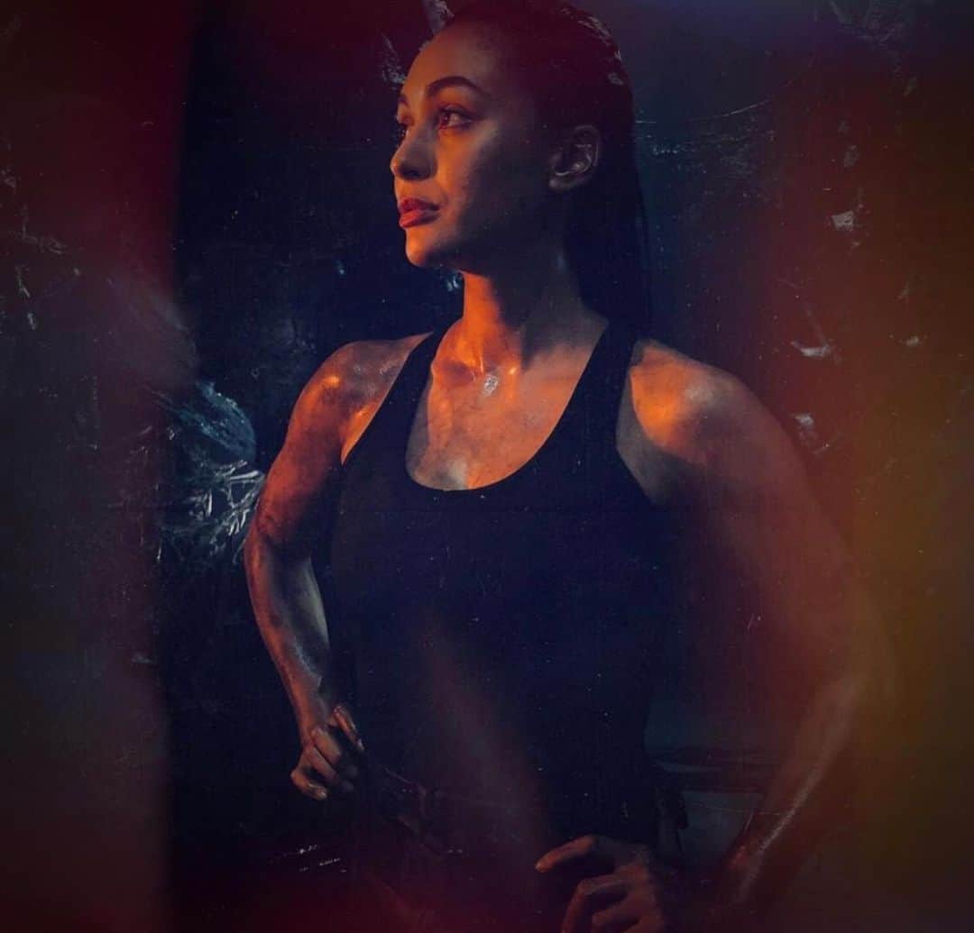 リンジー・モーガンのインスタグラム：「Portrait of a Rose 🥀 . . . #BTS Of my next film #SKYLINES」