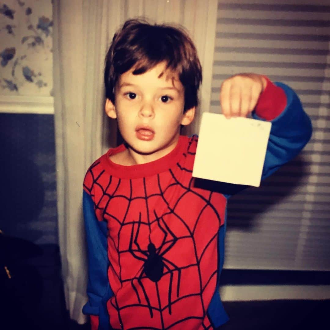 オースティン・ニコルズのインスタグラム：「Couldn’t find a picture of when I was up on the roof in my SuperMan pajamas, contemplating flight...」