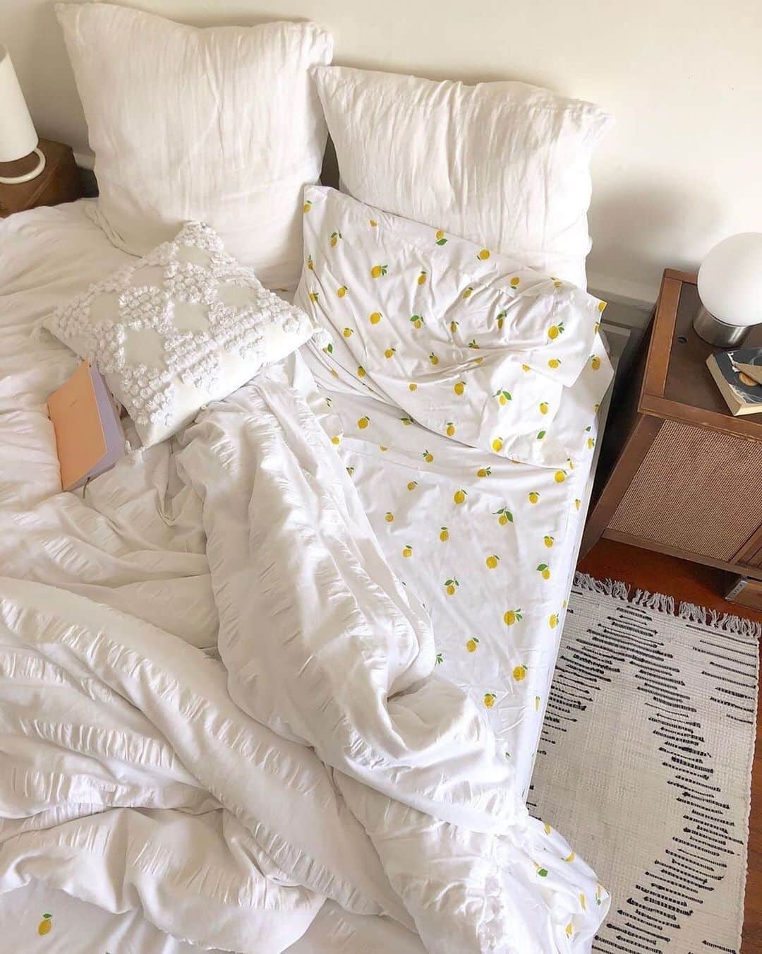 Urban Outfittersさんのインスタグラム写真 - (Urban OutfittersInstagram)「Zoom in on the sheets. 😌 #UOHome @coyoterum @UrbanOutfittersHome」7月12日 4時06分 - urbanoutfitters