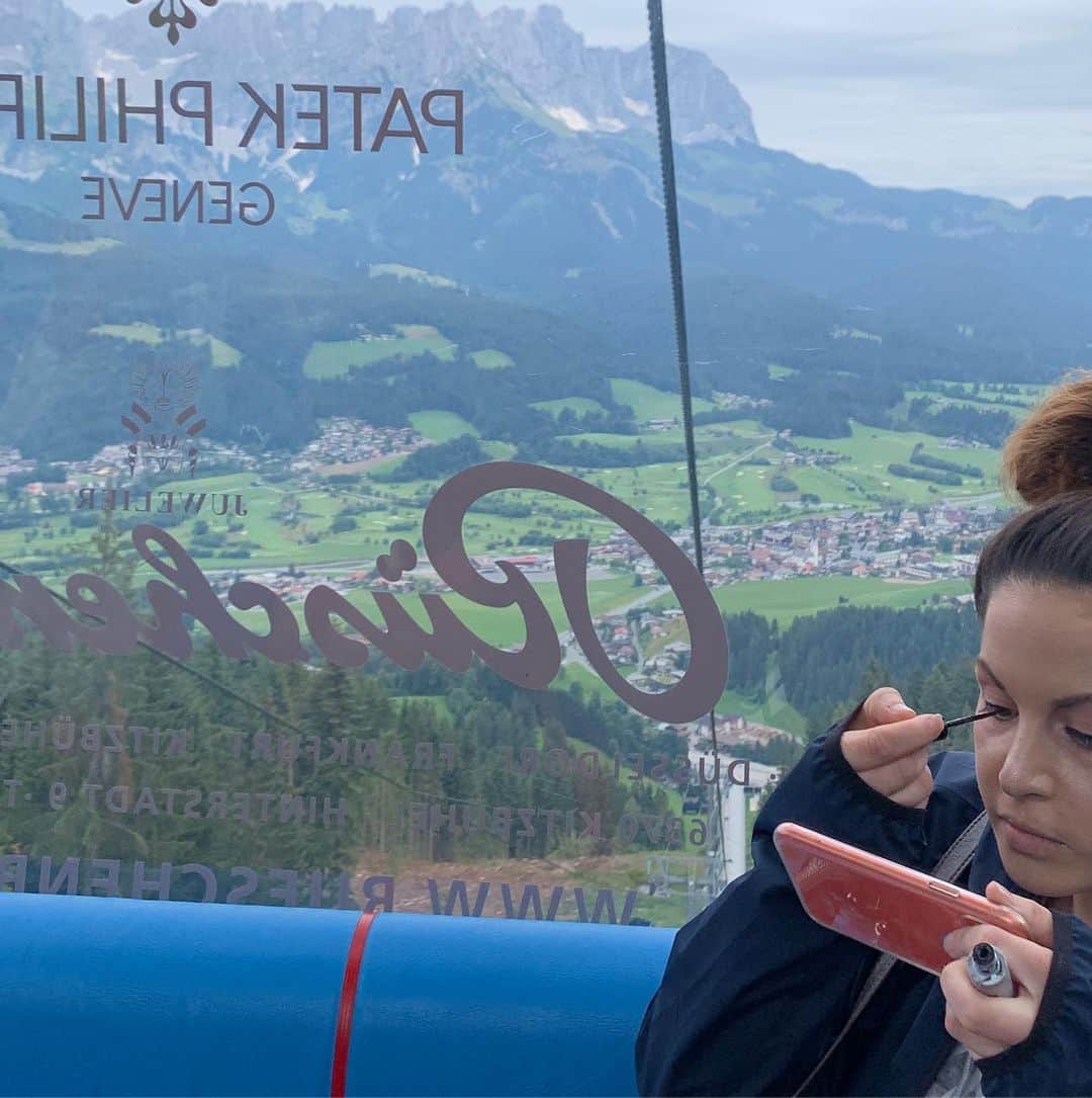 ジェニー・モレンさんのインスタグラム写真 - (ジェニー・モレンInstagram)「Sissy was preparing for an arduous hike #Austria」7月12日 3時57分 - jennymollen
