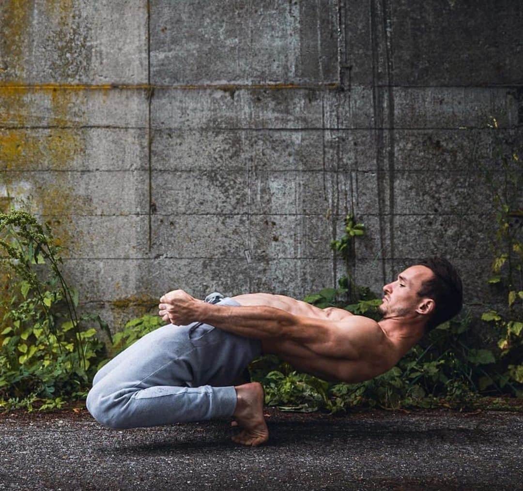 ALO Yogaさんのインスタグラム写真 - (ALO YogaInstagram)「“To conquer frustration, one must remain intensely focused on the outcome, not the obstacles.” - T.F. Hodge 👊🌱 We’re inspired by @kevindhofer ‘s commitment to the balance and strength of this extraordinary pose 🙏 He’s wearing his Base Sweatpants in Athletic Heather Grey 🙌 #aloyoga #yoga」7月12日 4時01分 - aloyoga