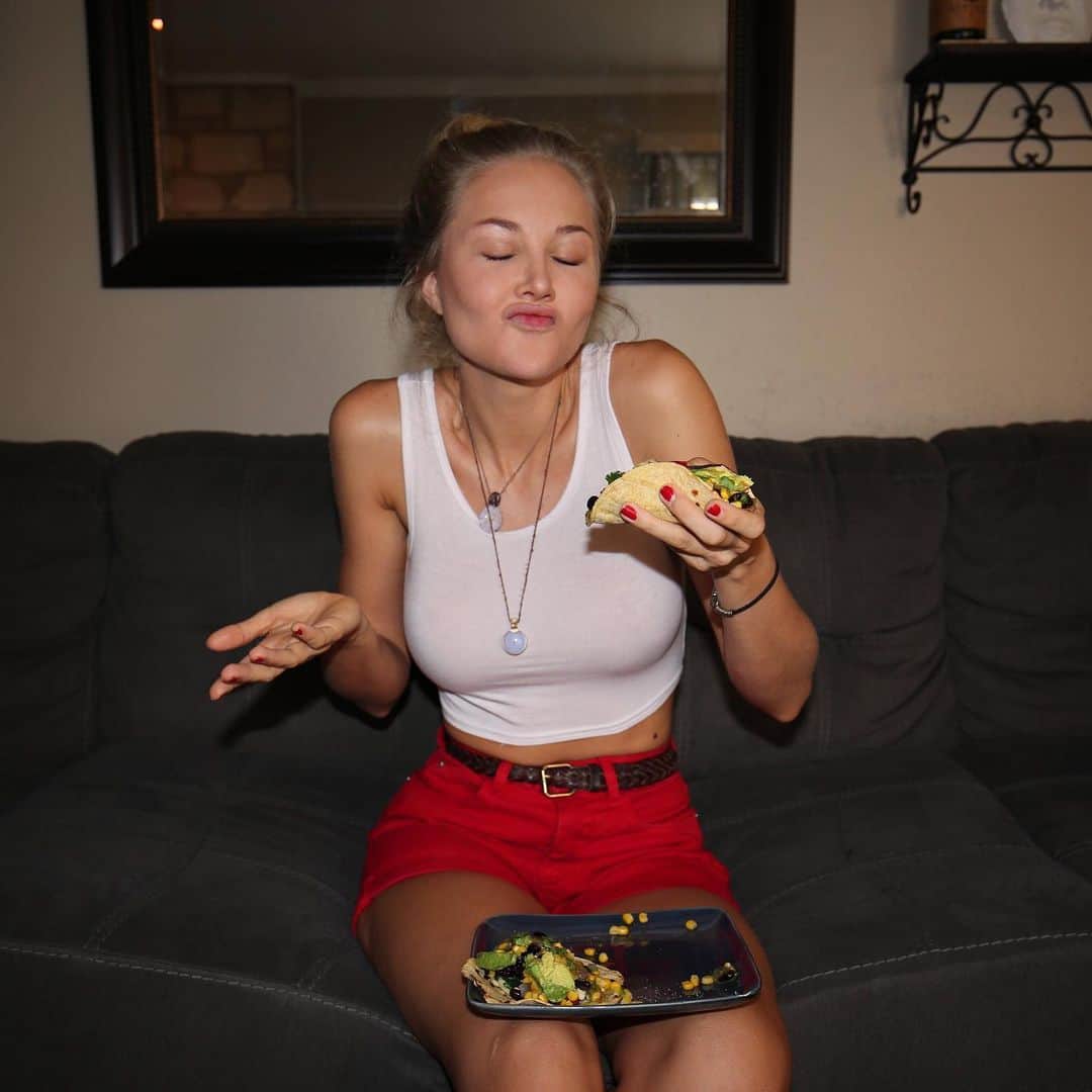 Sarah Sinclairさんのインスタグラム写真 - (Sarah SinclairInstagram)「So because my last picture was too raunchy for the puritans of IG, here is a much more family-friendly series of pictures of me deep throating a taco....wait that’s inappropriate too. Ummm... here is a series of pictures of me gagging on a taco. That’s better 😸」7月12日 4時01分 - sinielie