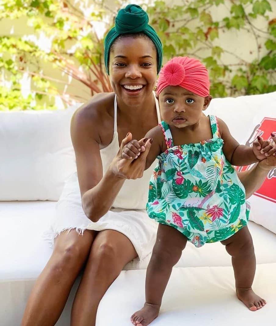 People Magazineさんのインスタグラム写真 - (People MagazineInstagram)「Summer vibes! ☀️ Gabrielle Union and baby Kaavia are mother-daughter goals in their adorable head wraps. | #Regram @gabunion」7月12日 4時03分 - people