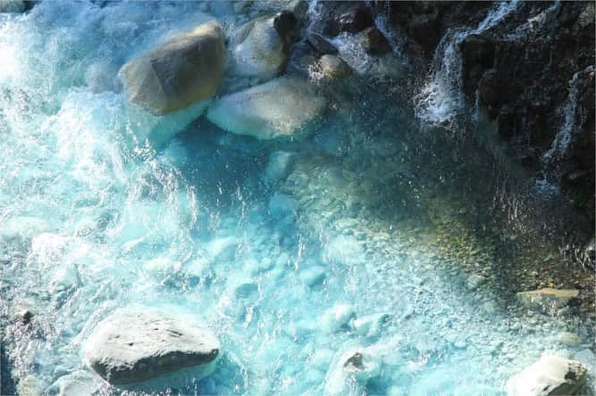 現地発信の旅行サイト「たびらい」さんのインスタグラム写真 - (現地発信の旅行サイト「たびらい」Instagram)「【北海道・美瑛】 美瑛町といえば「青い池」が有名ですが、併せて楽しみたいブルースポット「白ひげの滝」はご存じ？　まるでソーダ水のような透き通ったブルーは、夏旅にぴったりの景色。美瑛へ旅に出るなら、ぜひ立ち寄ってみて。詳しくは「たびらい　白ひげの滝」で検索！  #たびらい #tabirai #ローカル旅行 #旅行好き #旅行好きな人と繋がりたい #旅行 #travelgram #たびらい北海道 #北海道 #hokkaido #travel #小旅行 #ファインダー越しの私の世界 #北海道旅行 #美瑛 #instatravel #風景 #美瑛町 #夏の北海道 #白ひげの滝 #滝 #潜流瀑 #コバルトブルー #genic #自然 #genic_blue #青い #幻想的 #夏 #trip」7月12日 9時29分 - tabirai