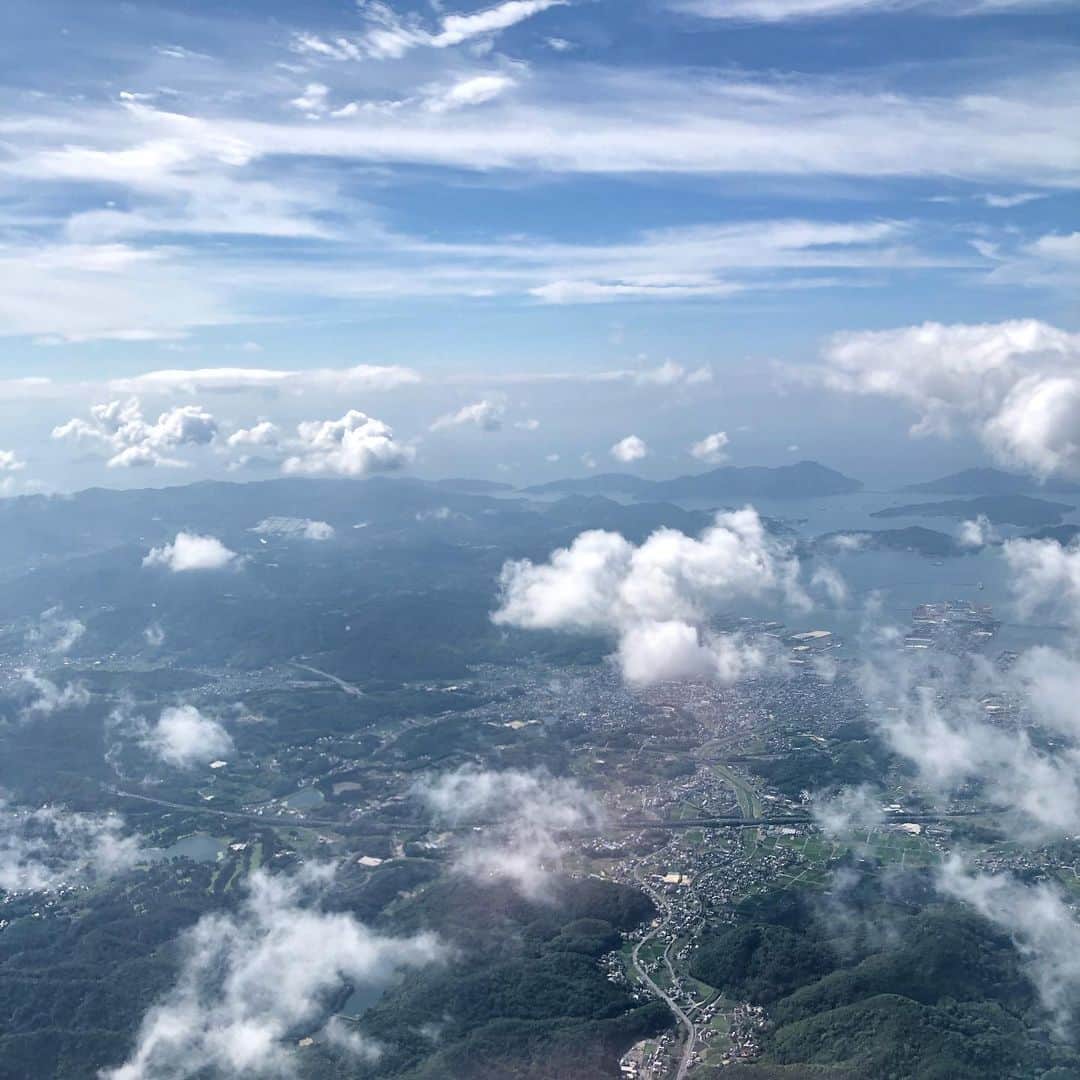 FUKANEさんのインスタグラム写真 - (FUKANEInstagram)「空と森と雲と。 広島空港付近ならではの機内からの景色✈️ #空 #森 #雲」7月12日 9時30分 - fukane