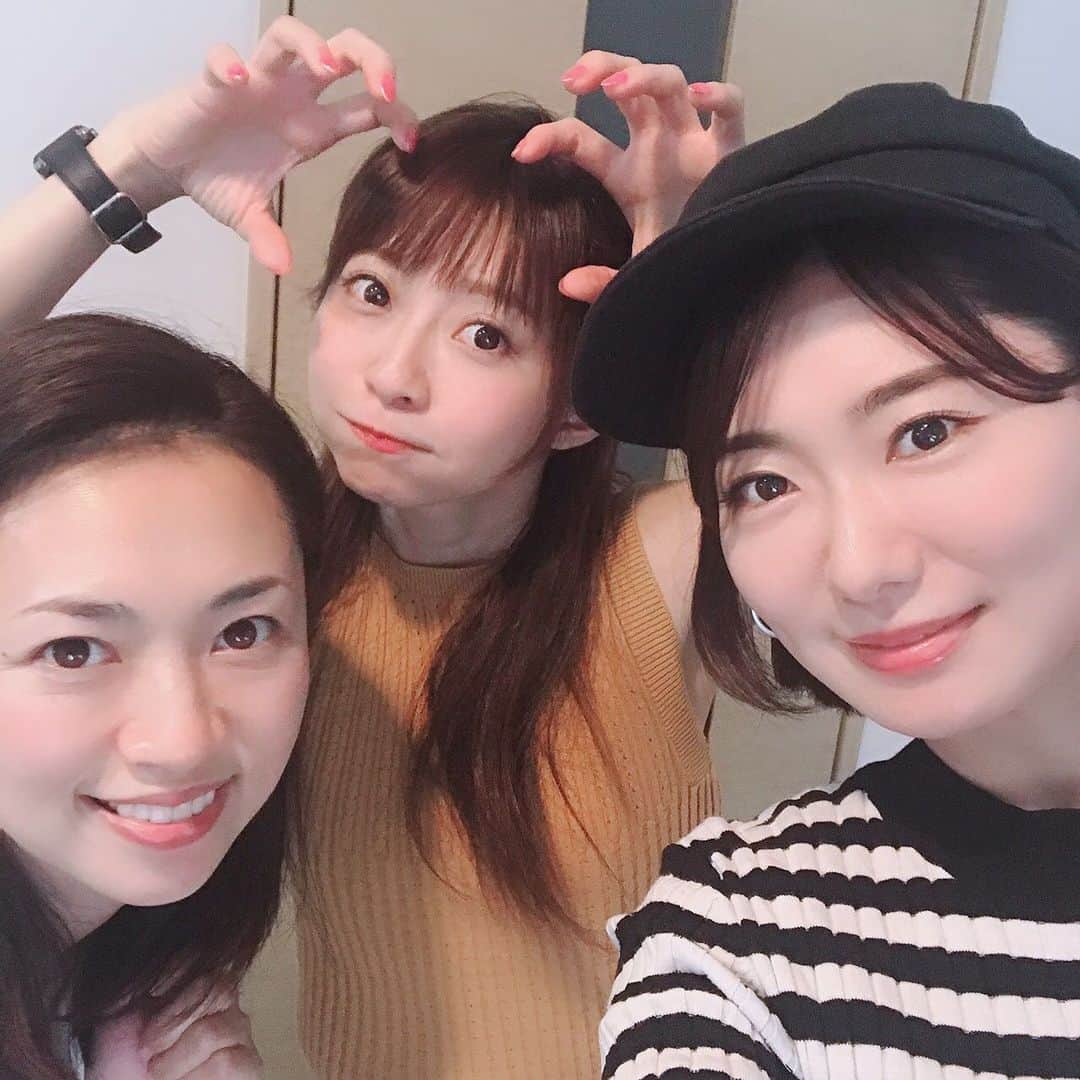 折原みかさんのインスタグラム写真 - (折原みかInstagram)「大好きな人たちが我が家へ遊びに来てくれました🏡 地元民にオススメしてもらったパスタ屋さん1人じゃなかなか行けなかったけどふたりに付き合ってもらったら評判通り美味しかった♡ 美味しいフルーツタルトとコーヒーを買ってくれて🥺💕なんて優しい 美人で気が利いて面白くて優しいとか、ほんとにこの人達最強😘😘😘 でも、お家に人をお招きする仕様にしてないので、ケーキ用のフォーク🍰が、我が家に無いことに昨日初めて気づきましたwww 私ケーキ買ってきて食べる！ってことほとんどしないのかも！ 次来てもらう時までにフォークの用意を忘れずに😅💕 ちゃんと、おもてなしを出来るような素敵女子になりたいです #我が家へようこそ #大好きな人 #お友達 #myfriends #友人 #美人 #美魔女 #オトナ女子 #内面美人 #楽しい時間を過ごしました #女子会 #自撮り女子部 #東京タラレバ娘 #テイクアウト #パスタランチ #コーヒー #followme #ありがとー #よかったらまた来てね」7月12日 4時08分 - mikaorihara