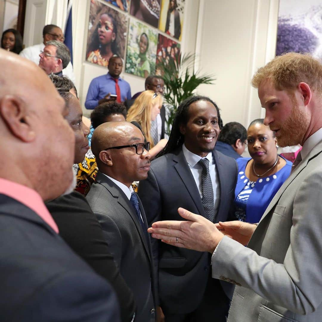 ロイヤル・ファミリーさんのインスタグラム写真 - (ロイヤル・ファミリーInstagram)「Today, The Duke of Sussex met with Commonwealth Youth Ministers to discuss the key issues affecting the younger generation, from mental wellbeing to peace and security. 🌍The Commonwealth represents 53 countries and almost 2.4 billion people, with 60% under the age of 30. "It's up to all of us to ensure young people's voices are protected, but it's the people who have the power to shape policy for young people - all of you - that must champion them at the highest level," The Duke of Sussex, in his role as #Commonwealth Youth Ambassador, said.  Her Majesty The Queen granted The Duke the role of Commonwealth Youth Ambassador in April 2018.」7月12日 4時09分 - theroyalfamily