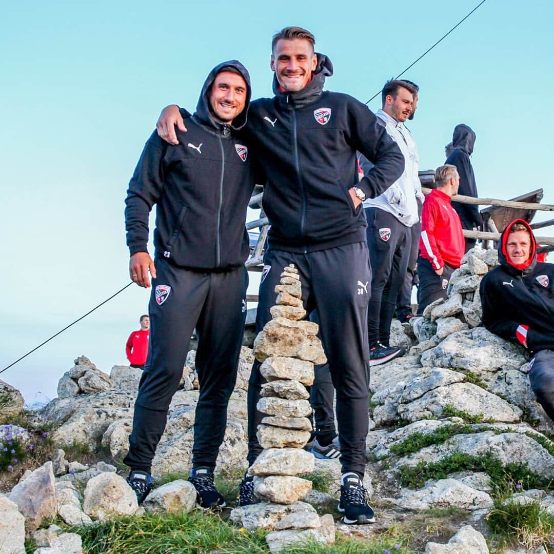 FCインゴルシュタット04さんのインスタグラム写真 - (FCインゴルシュタット04Instagram)「Hoch hinaus am Morgen ☀️🤩🚠⛰ Für die #Schanzer stand heute um 5 Uhr (!) eine Gondelfahrt auf den Berg inklusive anschließender Wanderung und Sonnenaufgang auf dem Programm 🌄😯👌 Unbedingt bis zum Ende swipen ☝️ . . #Vallesgeben #FCIngolstadt04 #FCI #Sonnenaufgang #sunrise #hiking #Wandern #Vals @gitschberg.jochtal #Gondel #Frühaufsteher #Fußball #Football #Soccer #Ingolstadt」7月12日 4時15分 - dieschanzer