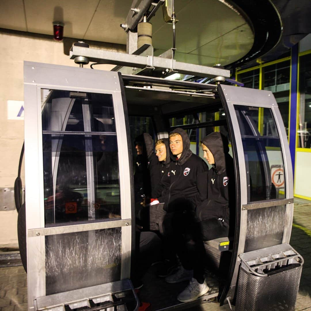 FCインゴルシュタット04さんのインスタグラム写真 - (FCインゴルシュタット04Instagram)「Hoch hinaus am Morgen ☀️🤩🚠⛰ Für die #Schanzer stand heute um 5 Uhr (!) eine Gondelfahrt auf den Berg inklusive anschließender Wanderung und Sonnenaufgang auf dem Programm 🌄😯👌 Unbedingt bis zum Ende swipen ☝️ . . #Vallesgeben #FCIngolstadt04 #FCI #Sonnenaufgang #sunrise #hiking #Wandern #Vals @gitschberg.jochtal #Gondel #Frühaufsteher #Fußball #Football #Soccer #Ingolstadt」7月12日 4時15分 - dieschanzer