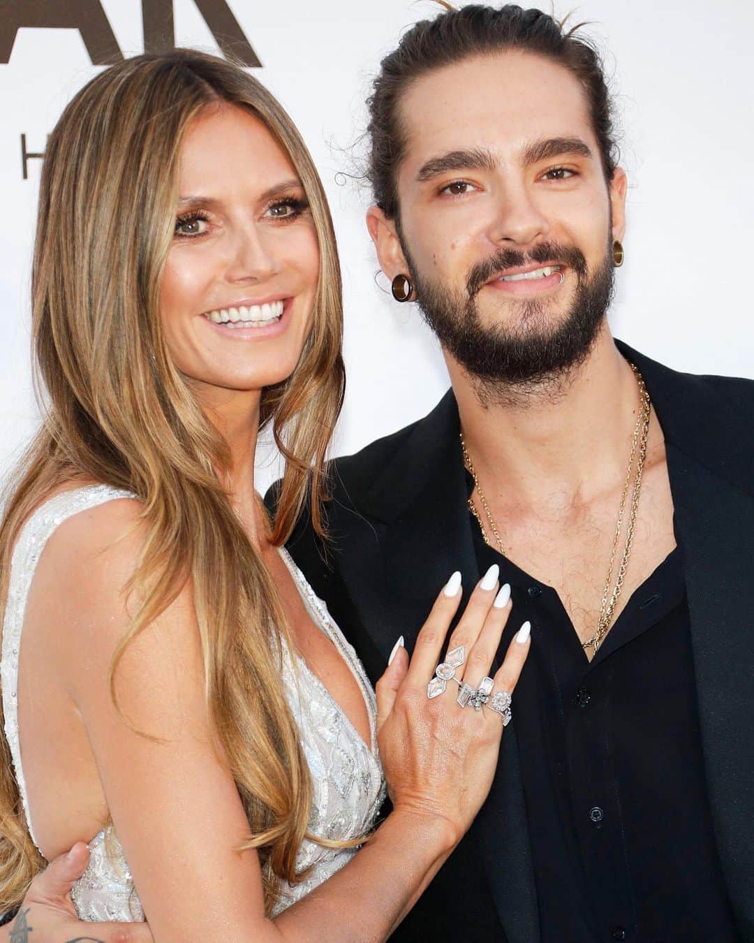 E! Onlineさんのインスタグラム写真 - (E! OnlineInstagram)「Breaking! Heidi Klum walked down the r̶u̶n̶w̶a̶y̶ aisle to tie the knot with Tom Kaulitz... several months ago. Link in bio for how they were able to pull off their secret wedding. (📷: Getty Images)」7月12日 4時11分 - enews