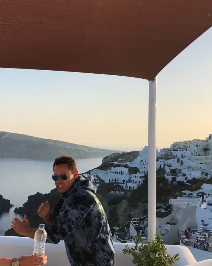 ティモシー・サイクスのインスタグラム：「I took the #bottlecapchallenge with my own spin on it while I’m here in Greece with one of my top students @mikehuddie because over the last 20 years, more than 20 million bottle caps have been recovered during beach cleanups and an infinitely greater number of caps pollute our oceans, killing our precious marine life, so it’s important that we work to #endplasticpollution as soon as possible! I challenge my friends @samkolder @badboi and @kelv to post their own videos promoting #plasticfreejuly and to help @karmagawa with our newest project to @savethereef as we need EVERYONE working together to actually succeed! #therealbottlecapchallenge #saveouroceans #jewstacklingworldissues」
