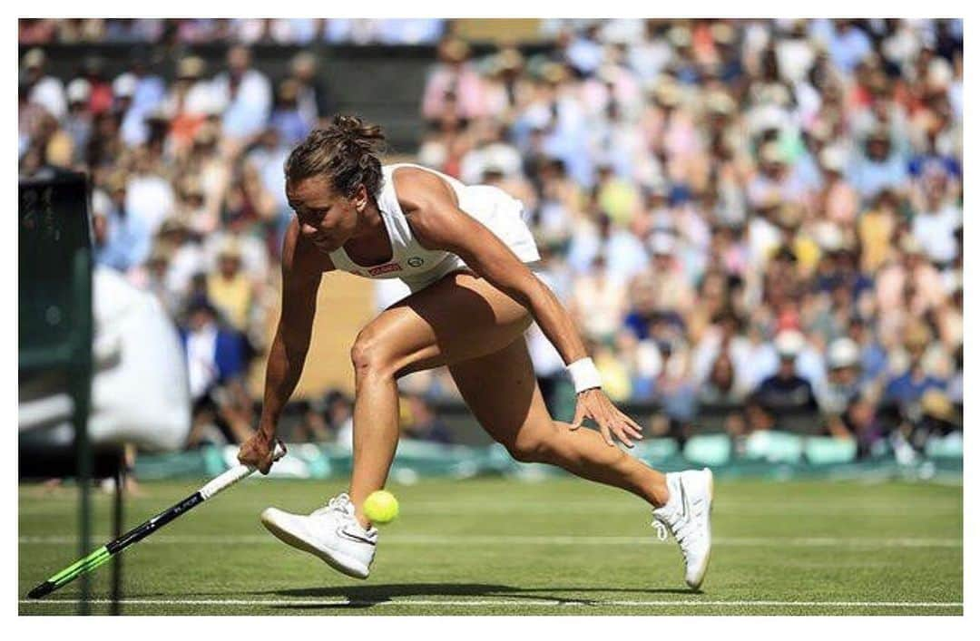 ELLE Czechさんのインスタグラム写真 - (ELLE CzechInstagram)「Děkujeme Báro ♥️. Jsme hrdí Češi. ✊🏻Zítra držíme palce  _____ #ELLEczech #wimbledon2019 @barborastrycova」7月12日 4時18分 - elleczech