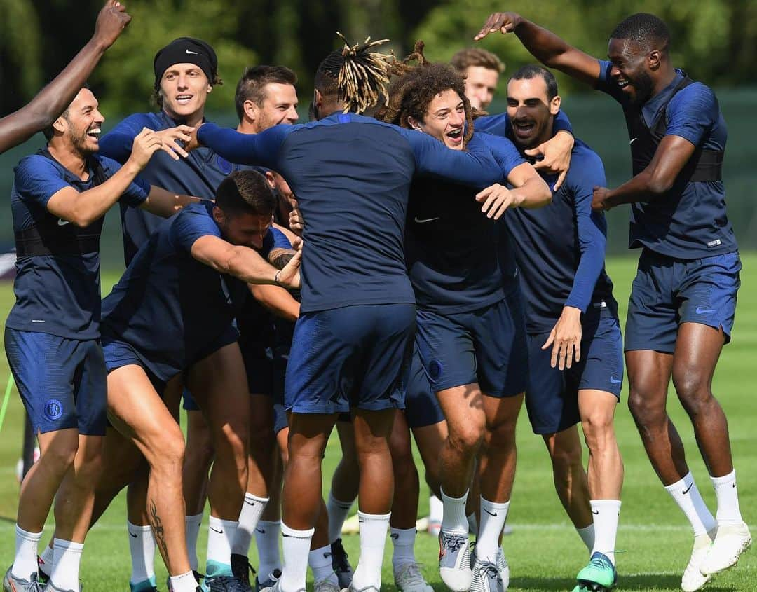 マルコス・アロンソ・メンドーサさんのインスタグラム写真 - (マルコス・アロンソ・メンドーサInstagram)「When you are about to take the winning team photo... but the losing team is not happy 😂😂😂 Cuando te vas a hacer la foto del equipo ganador pero los perdedores están un poco rabiosos 😂🤪😩」7月12日 4時32分 - marcosalonso28