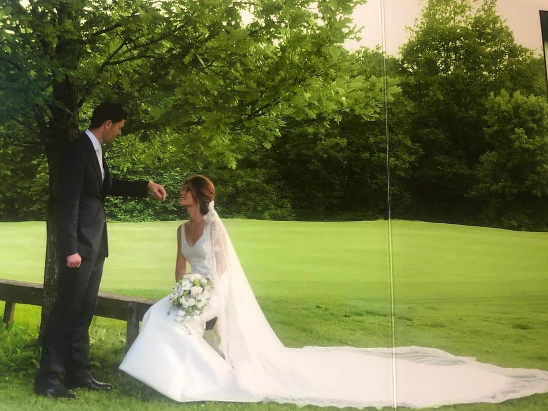 シャビ・アロンソのインスタグラム：「Happy 10th Anniversary my love.」