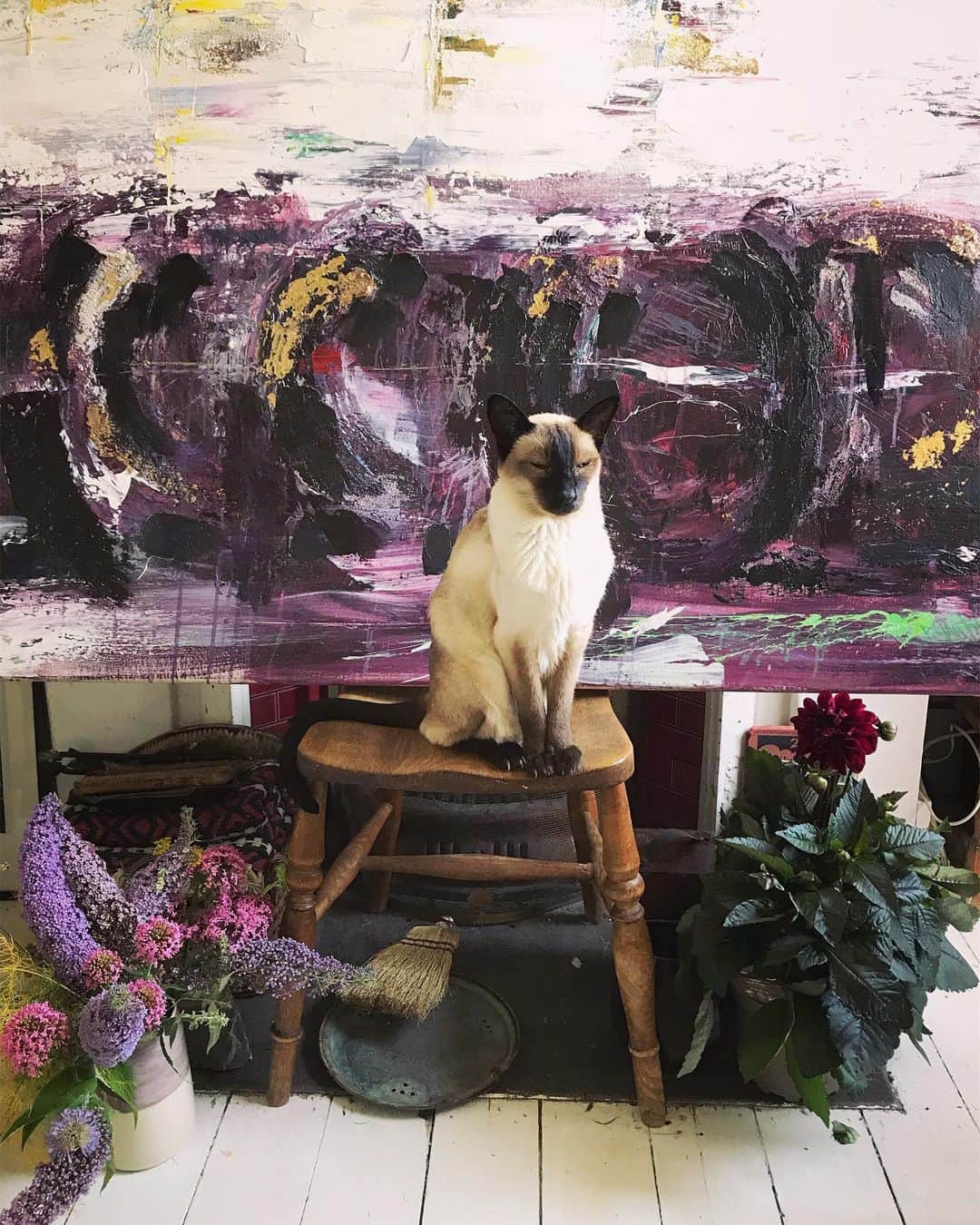 Tea and sittingのインスタグラム：「🐾💜...I’ve just added the final limited edition prints to my #5ftinfsummersale...you can have a look at them over in my Stories along with all of the other pieces ive added this week in my Stories ‘SALE’ Highlight...just DM me if there’s something you’d like or have any questions about...Everything goes back to normal prices after midnight GMT on Sunday...Cheeks is seen here showing you my Amy Winehouse #synaesthesia voice portrait... 🐾 #synesthesia #synaesthesiaartist #synesthesiaartist #synesthesiaart #synaesthesiaart #amywinehouse #voiceportrait #artby5ftinf」