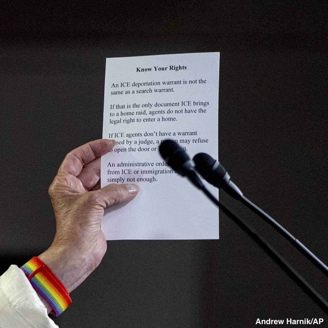 ABC Newsさんのインスタグラム写真 - (ABC NewsInstagram)「Speaker Nancy Pelosi reads from a "Know Your Rights" sheet during a press conference as major cities across the U.S. brace for sweeping deportation raids this weekend. #nancypelosi #donaldtrump #ice #immigration #politics」7月12日 4時43分 - abcnews