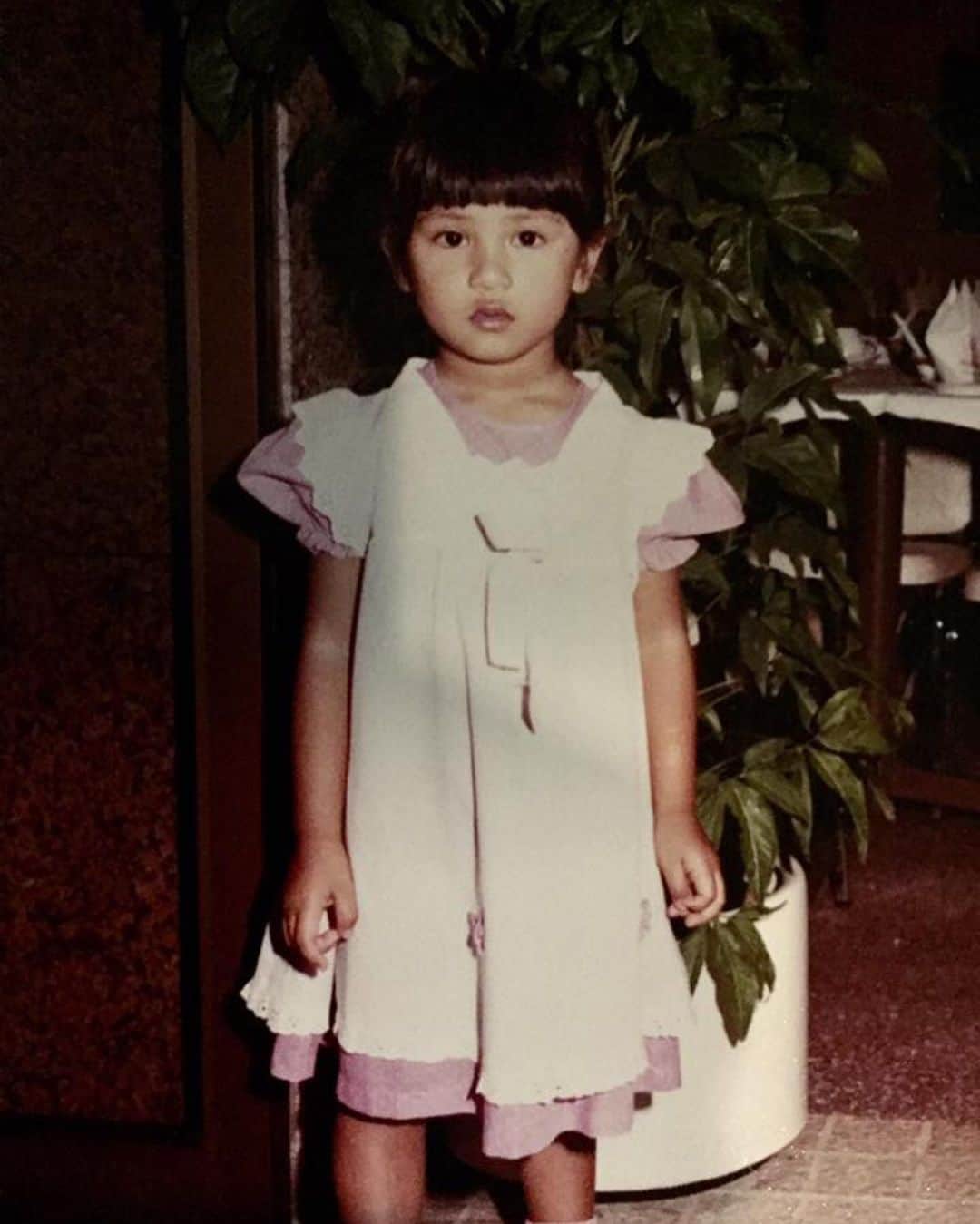 シェネルのインスタグラム：「Oh lil Che Che... lol what do u think I was thinking here hahaha My mum told me I loved posing for a pic. Not much has changed lol #tbt #throwbackthursday」