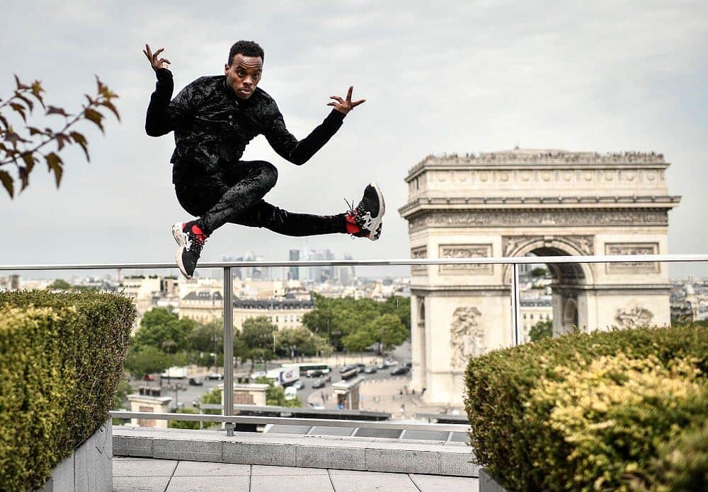Lil Buckのインスタグラム：「My reaction to people when they ask how on earth do you glide like you’re floating in mid air⁉️」