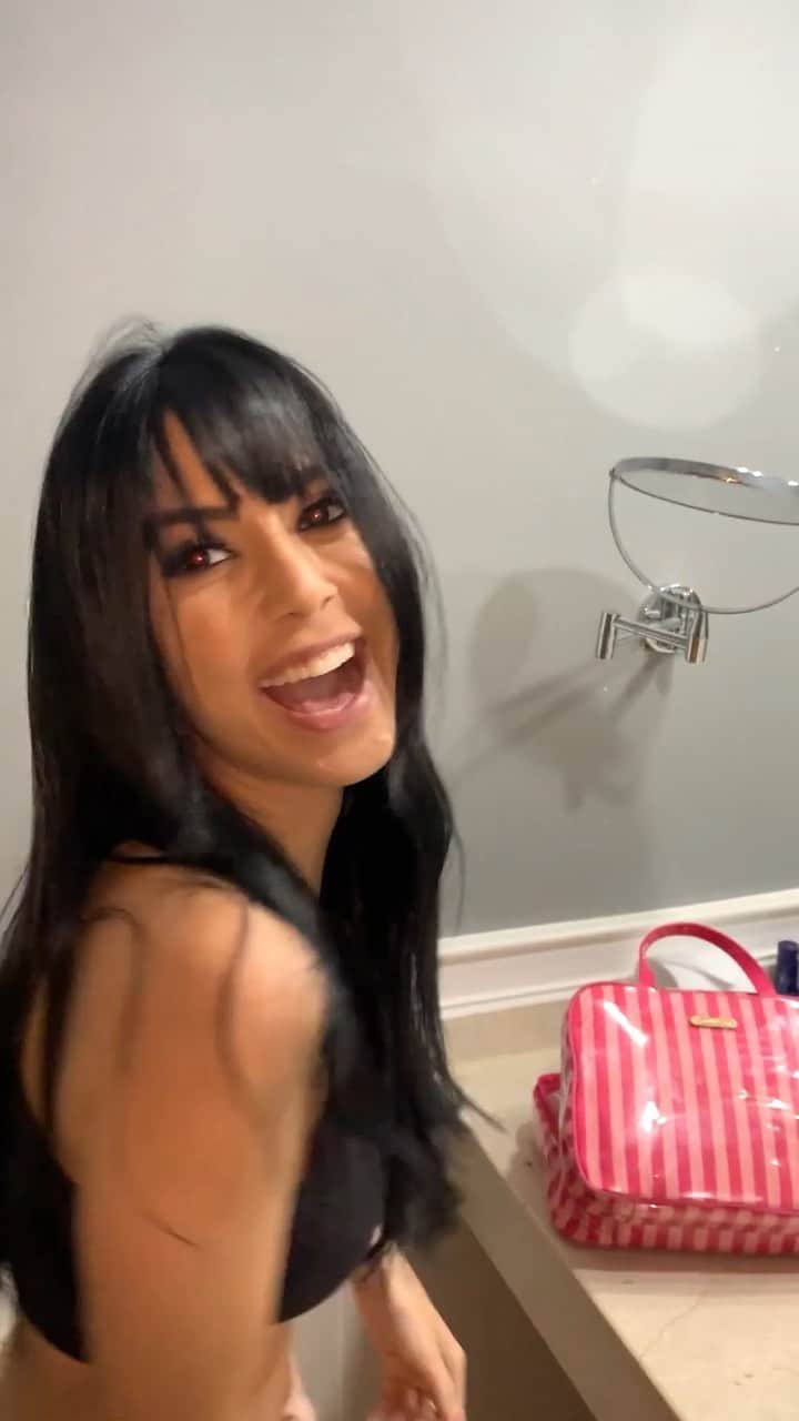 Gabriela Salesのインスタグラム：「Lacrinhas!!! Resolvi filmar e postar o backstage de um dia de trabalho. Dessa vez, foi nos bastidores das gravações e mudança capilar que diz recentemente. Depois me contem se gostam desse tipo de vídeo que irei gravar mais aqui pro IGTV e também pro canal 💖💖💖💖」