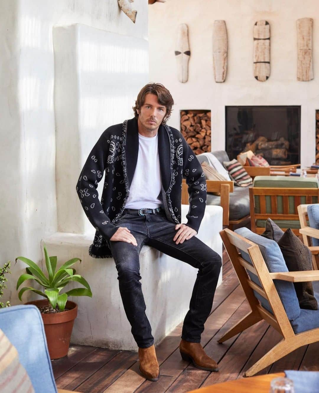 MR PORTERのインスタグラム：「LA might not be the first place you think of when you think of knitwear, which is exactly why @alanui founder, Mr @nicolo_oddi set up shop there. Head to The Journal to read our the full interview, plus our guide to the season's best swim shorts and the most luxurious beach resorts in the world. #MRPORTERJournal⁠ -⁠ ⁠📷 Mr @backyardbill at @elephante⁠」