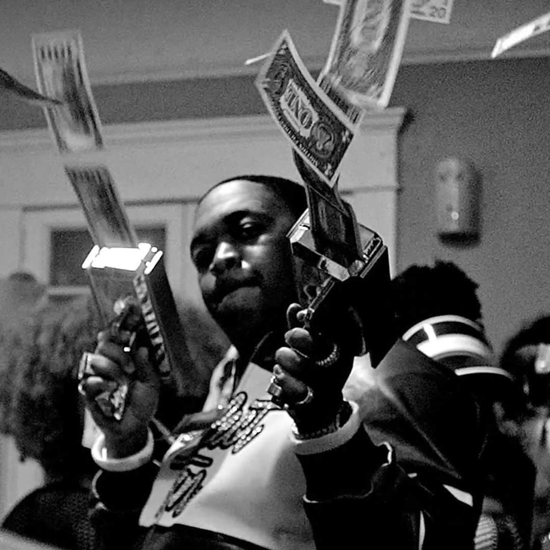 Vevoさんのインスタグラム写真 - (VevoInstagram)「Hip-hop’s heavy hitters bring their money to their table for “100 Bands.” Watch @mustard, @quavohuncho, @yg & @meekmill make it rain blue faces in their latest video now! 💰 ⠀⠀⠀⠀⠀⠀⠀⠀⠀ ▶️[Link in bio]#Mustard #Quavo #YG #MeekMill #100Bands」7月12日 5時03分 - vevo